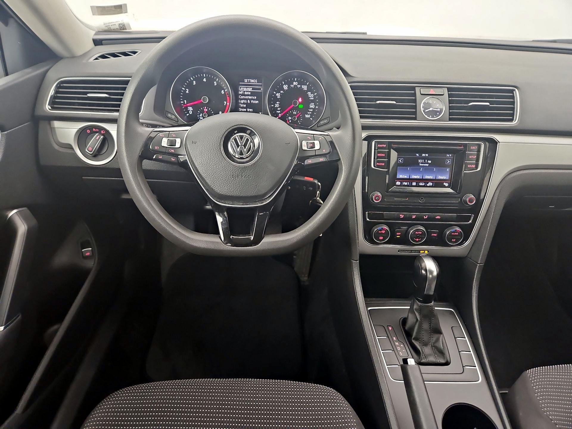 Thumbnail: 2016 Volkswagen Passat - 10