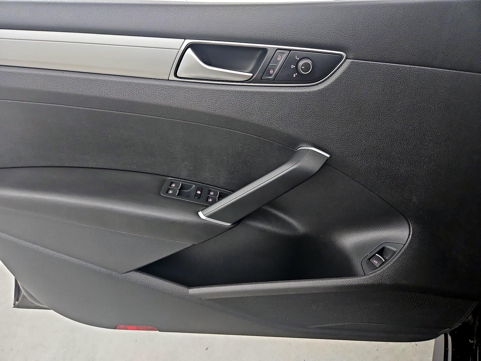 Thumbnail: 2016 Volkswagen Passat - 12