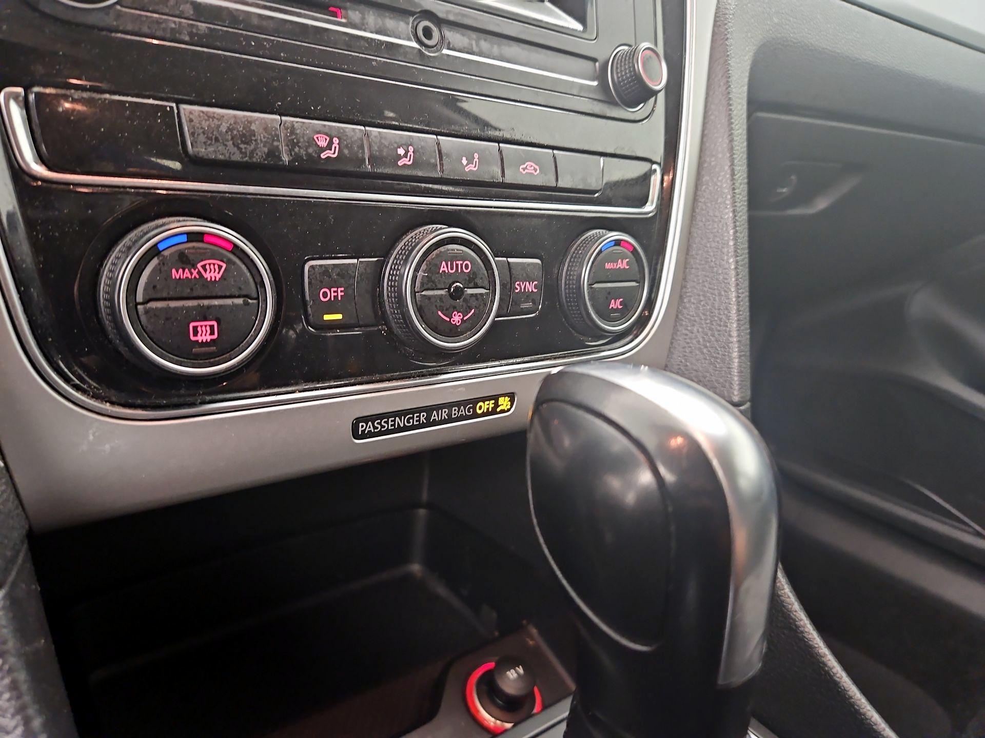Thumbnail: 2016 Volkswagen Passat - 16
