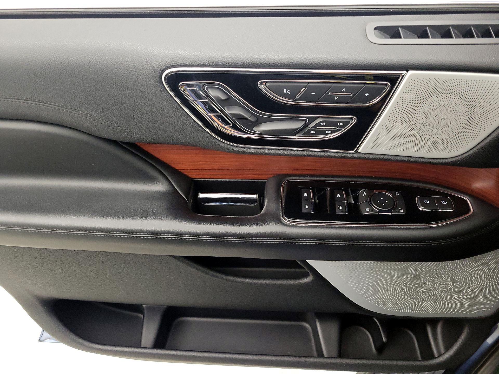 Thumbnail: 2020 Lincoln Navigator L - 12
