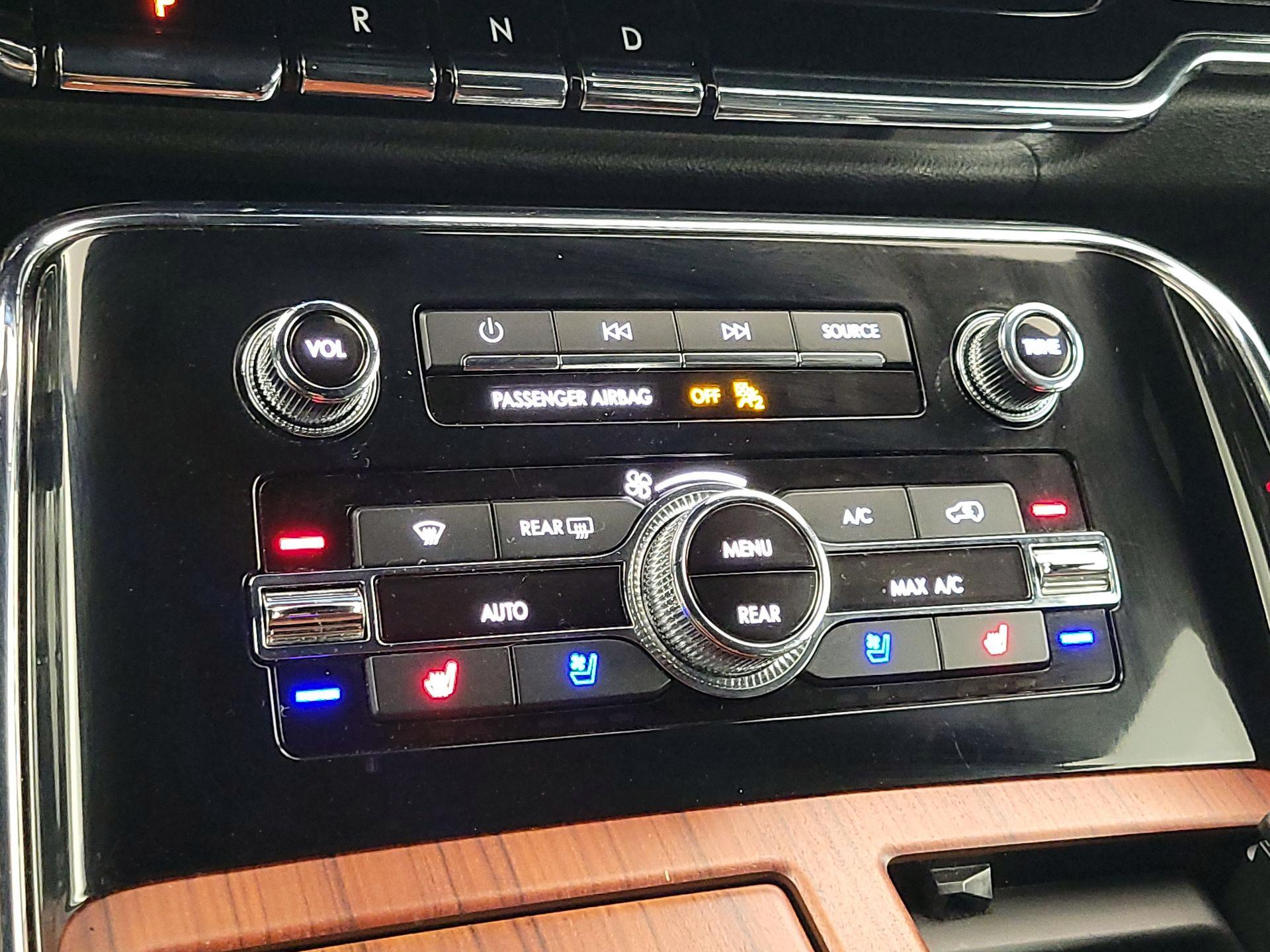 Thumbnail: 2020 Lincoln Navigator L - 17