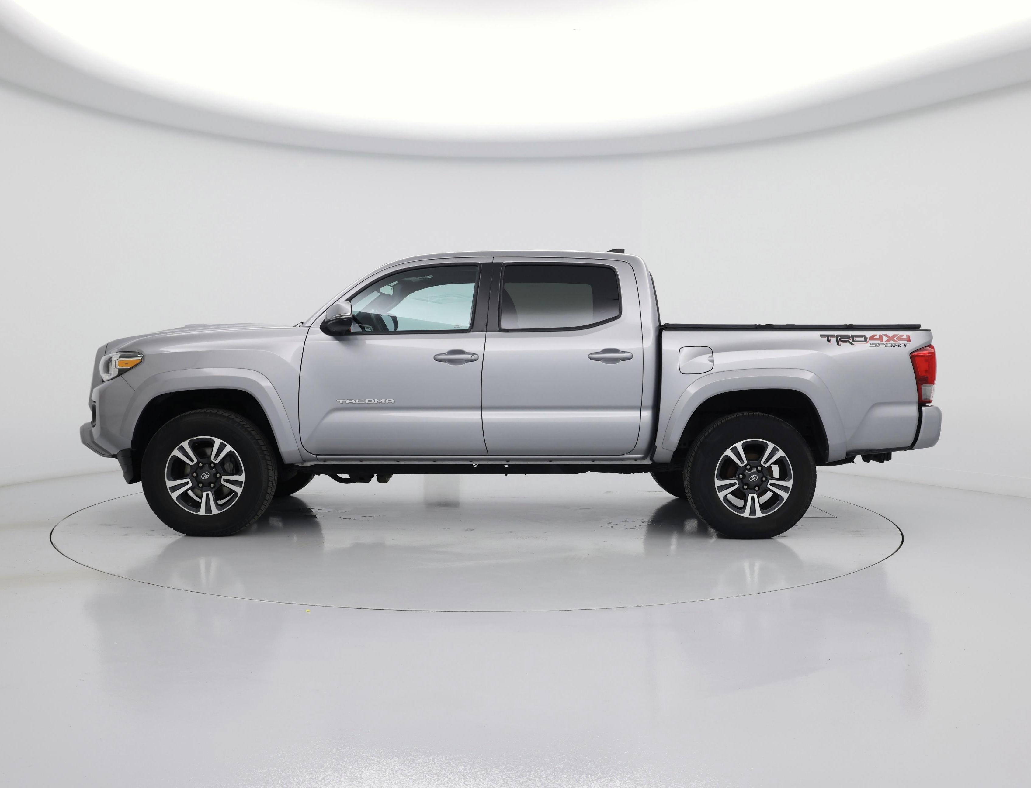 Thumbnail: 2016 Toyota Tacoma - 3