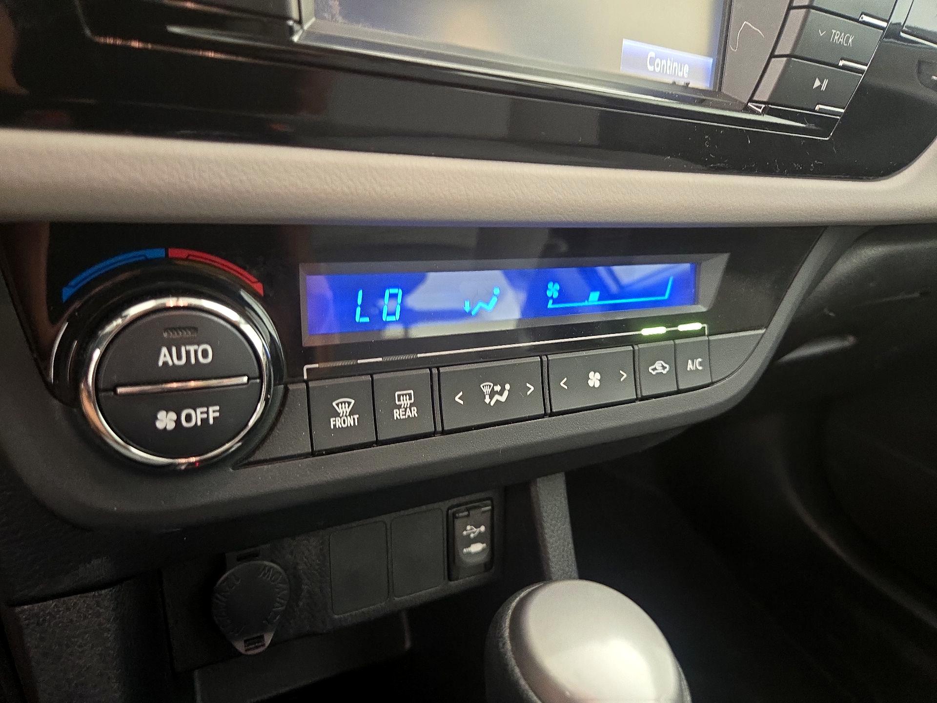 Thumbnail: 2015 Toyota Corolla - 16