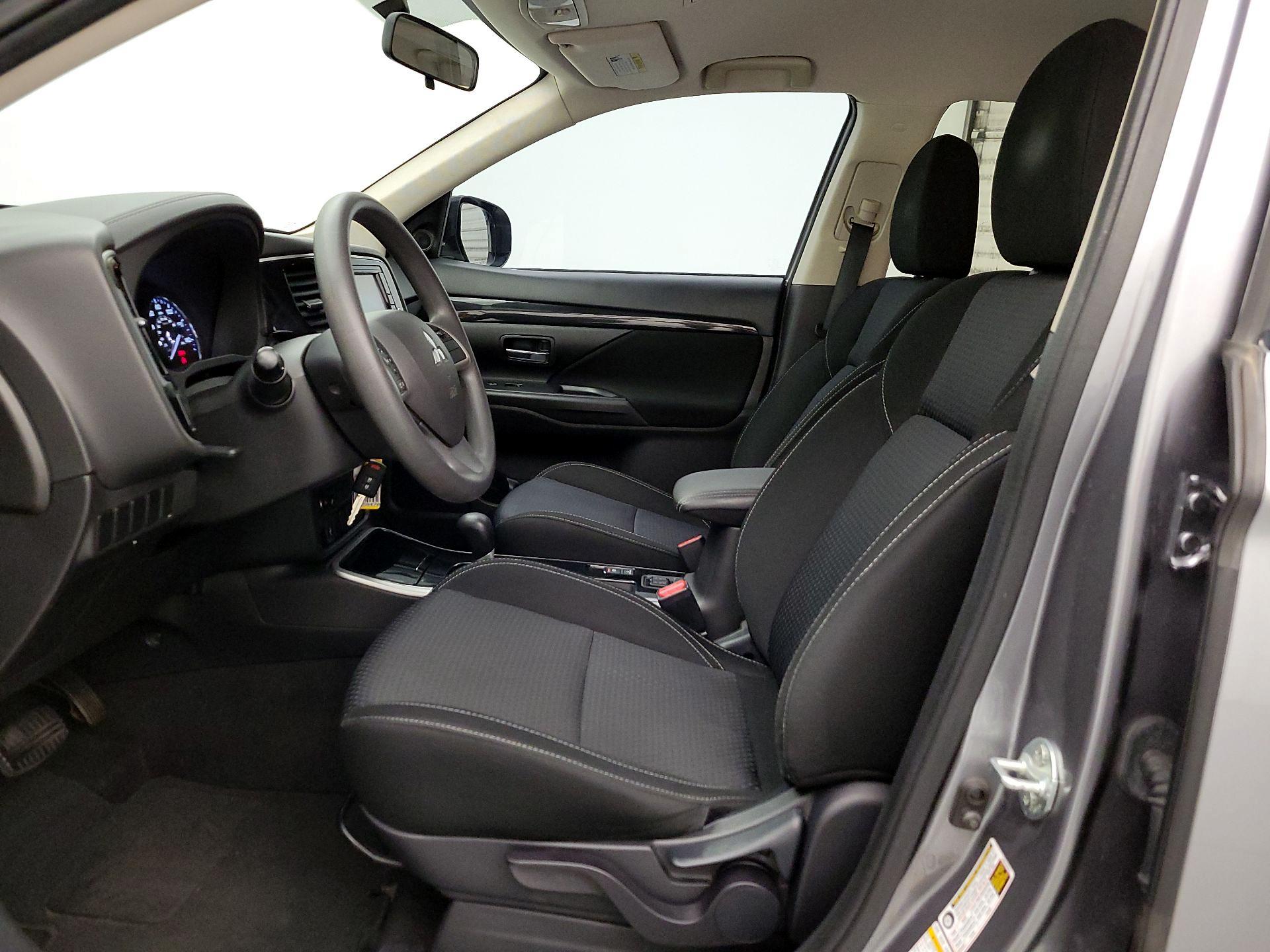 Thumbnail: 2019 Mitsubishi Outlander - 11