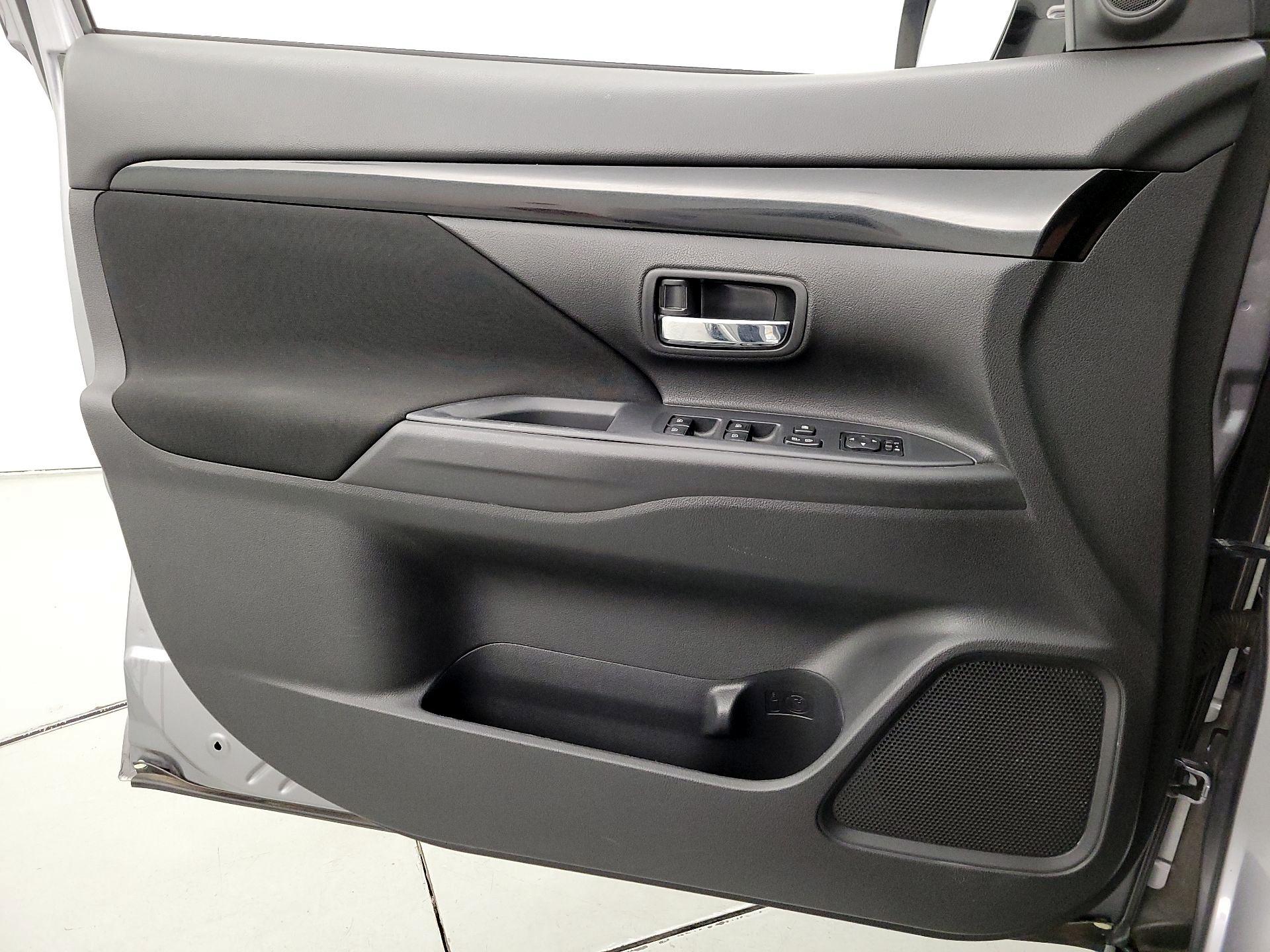 Thumbnail: 2019 Mitsubishi Outlander - 12