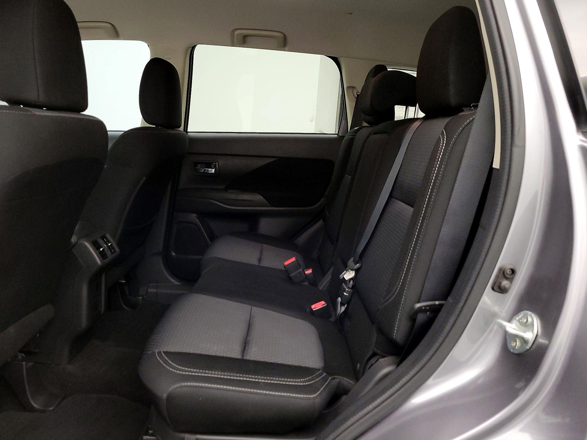 Thumbnail: 2019 Mitsubishi Outlander - 19