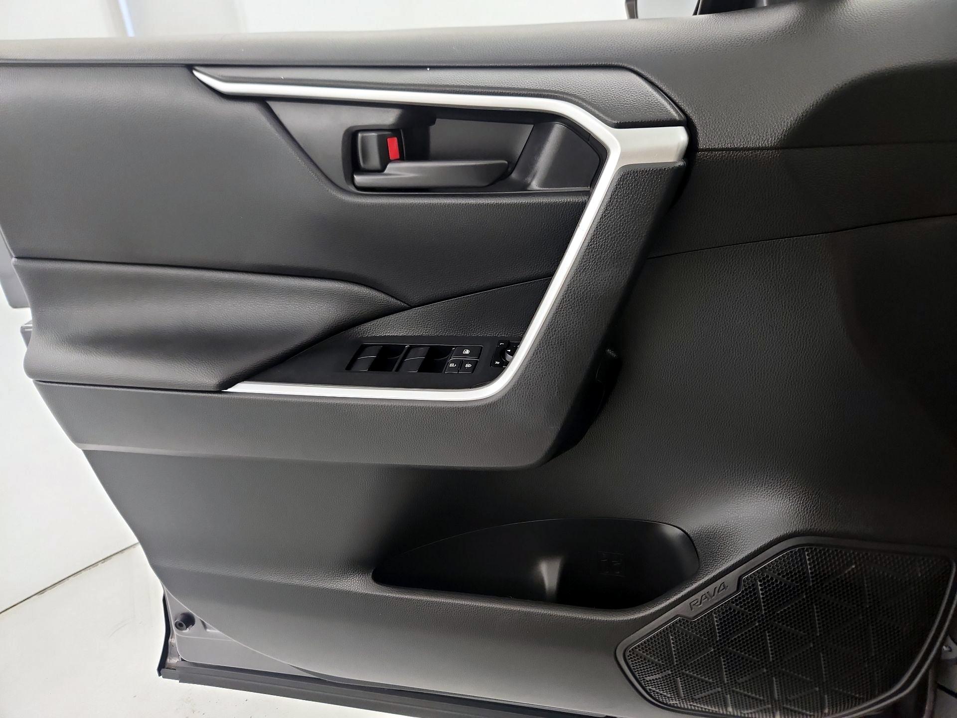Thumbnail: 2019 Toyota RAV4 - 12