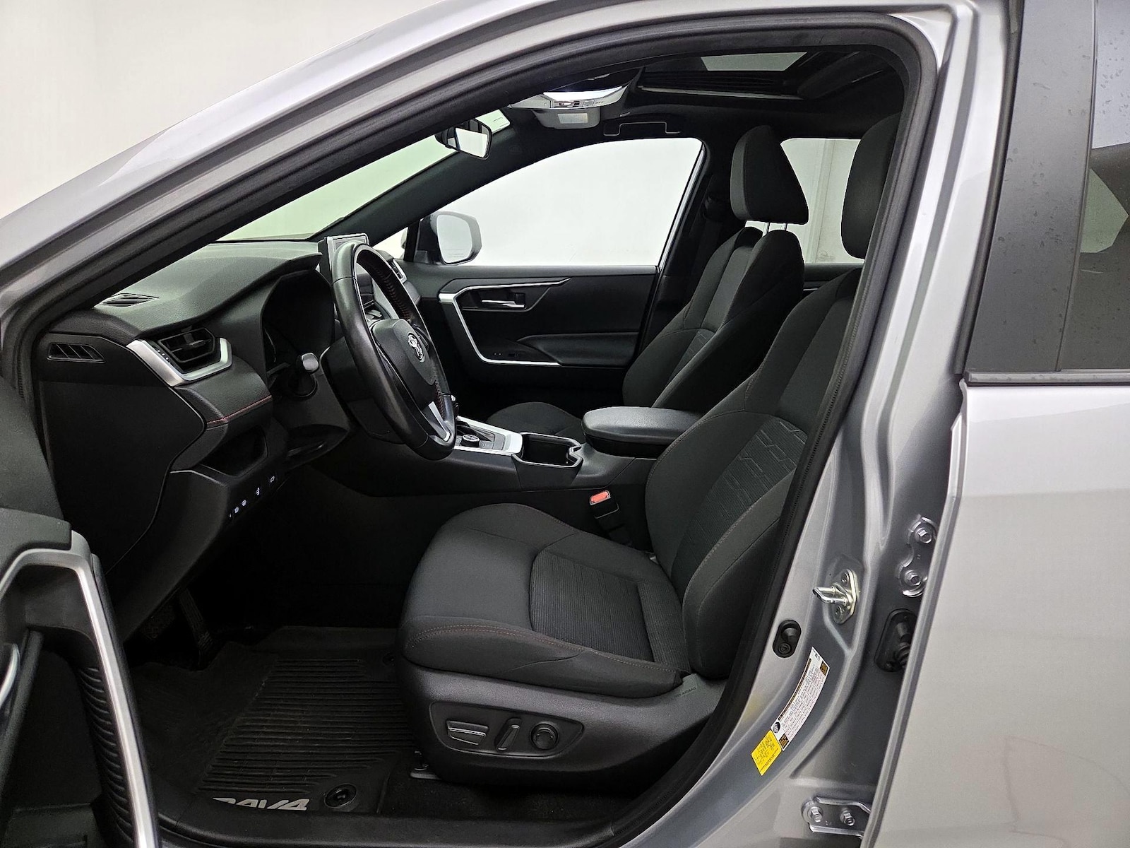 2023 Toyota RAV4 SE - Photo 12