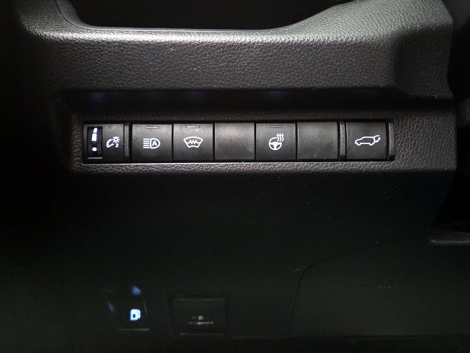 2023 Toyota RAV4 SE - Photo 14