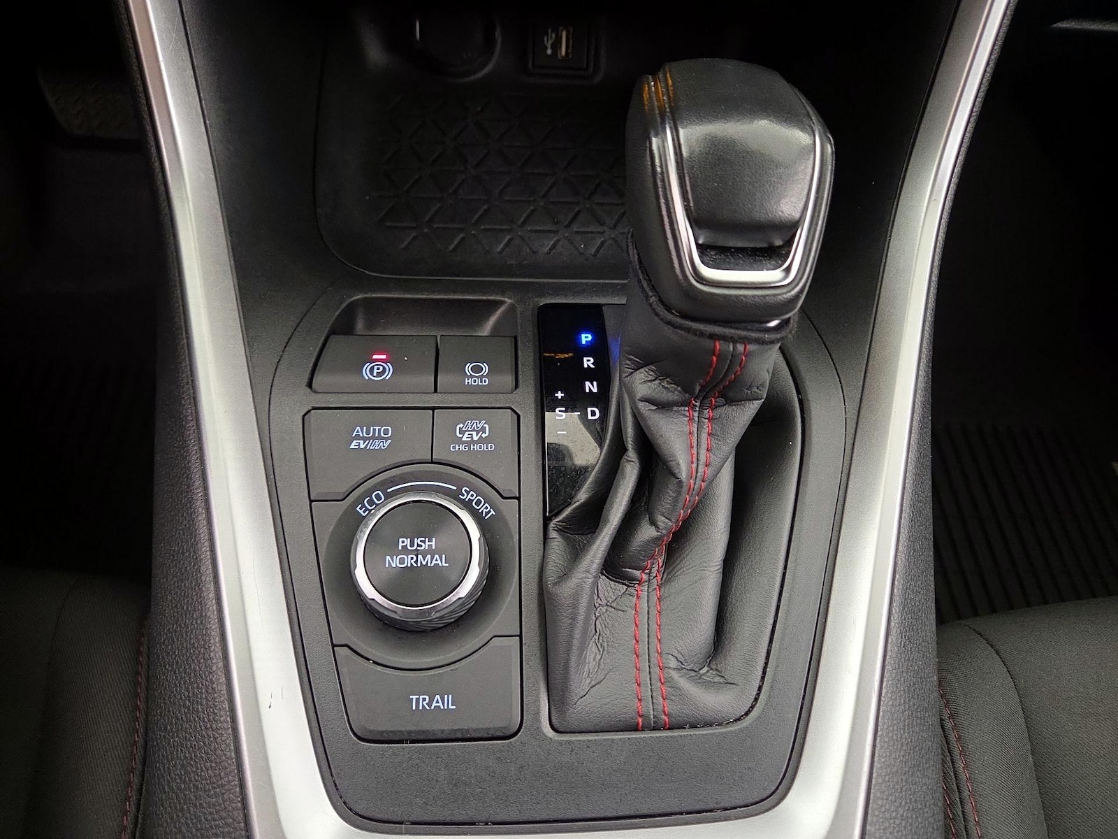 2023 Toyota RAV4 SE - Photo 18