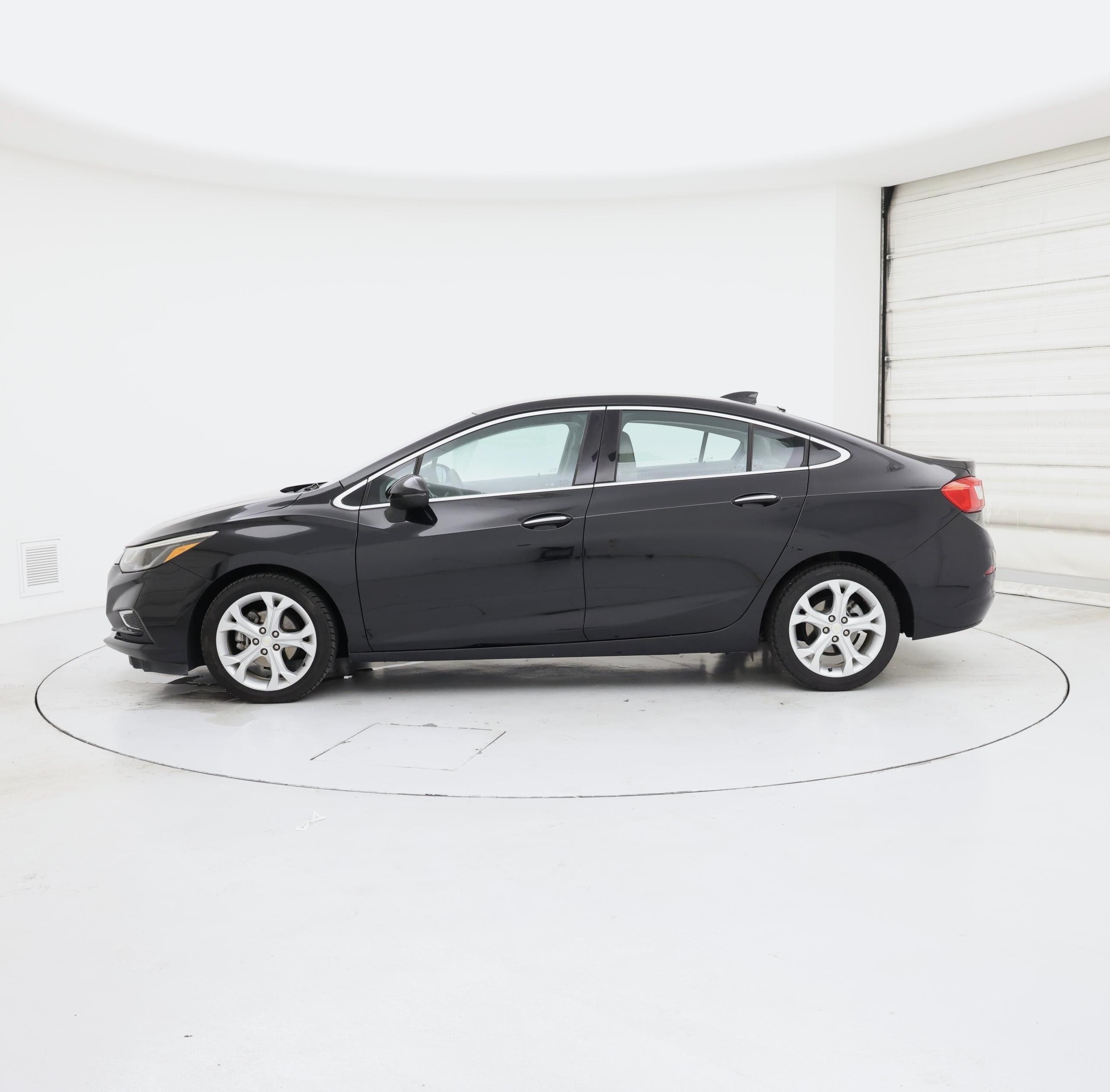 Thumbnail: 2017 Chevrolet Cruze - 3