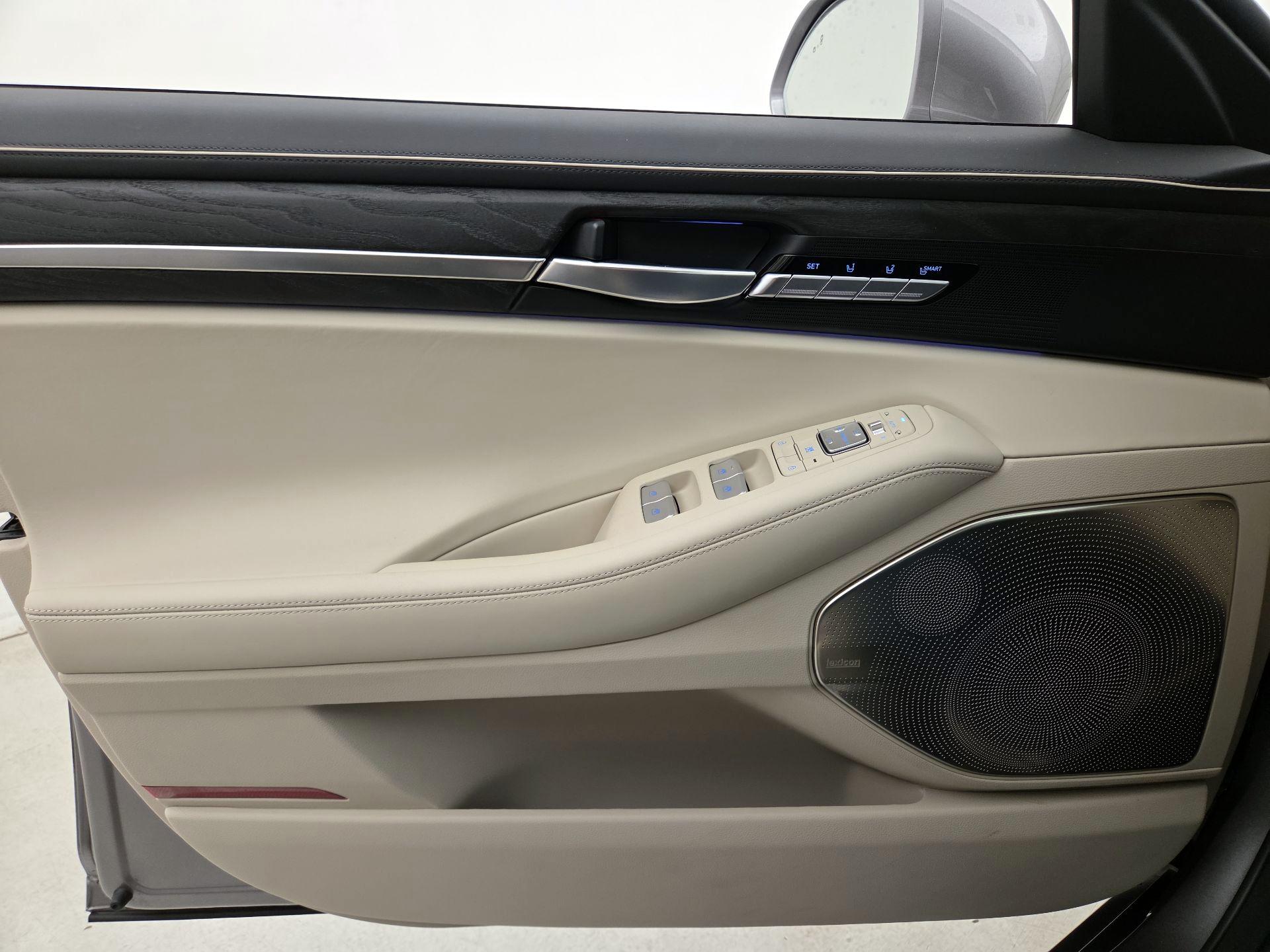 Thumbnail: 2022 Genesis G90 - 12