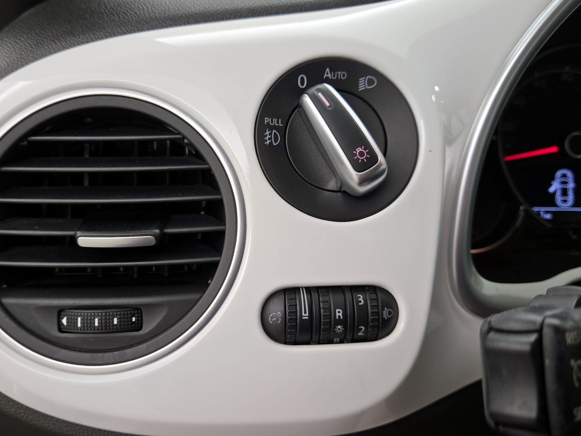 Thumbnail: 2018 Volkswagen Beetle - 13