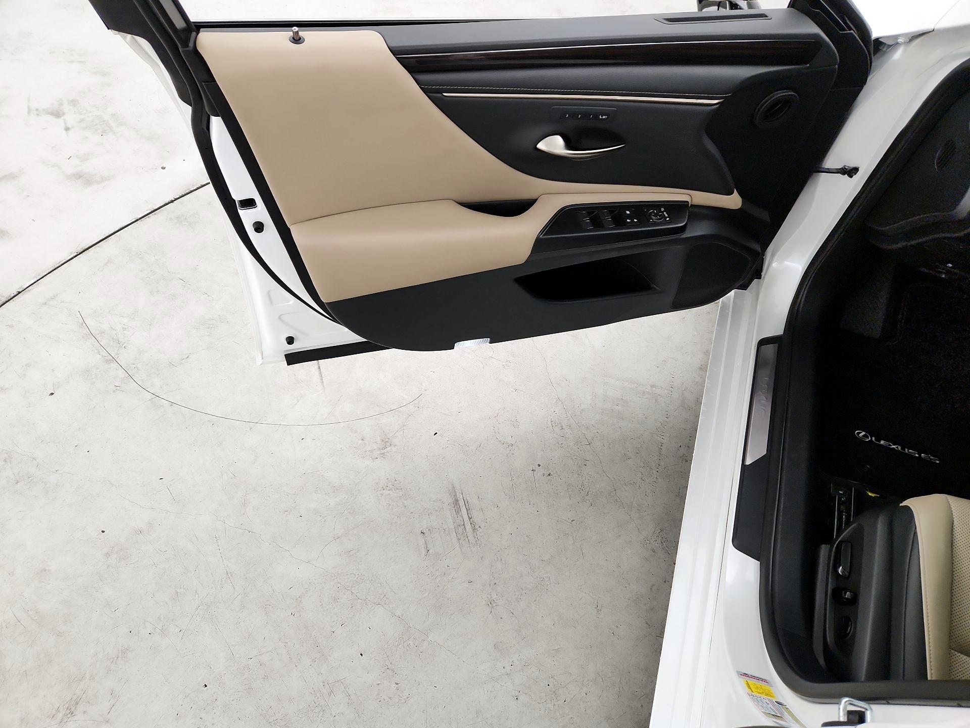 Thumbnail: 2021 Lexus ES - 12