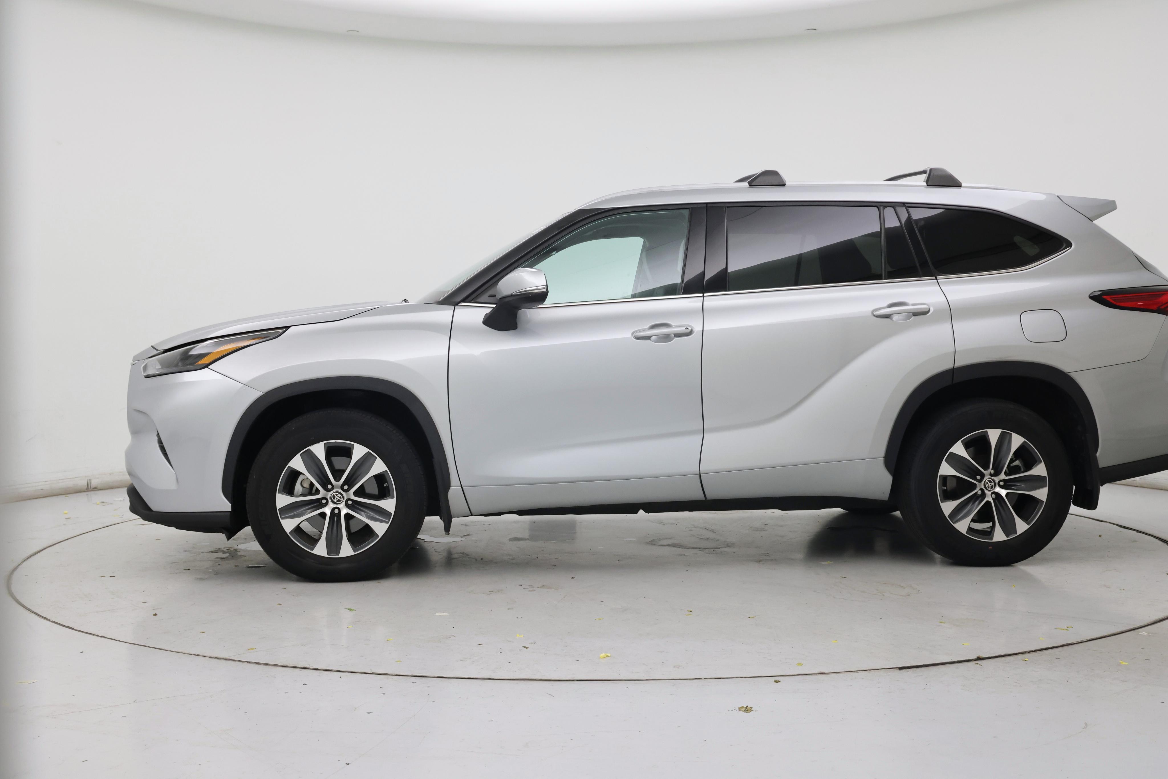 Thumbnail: 2022 Toyota Highlander - 3