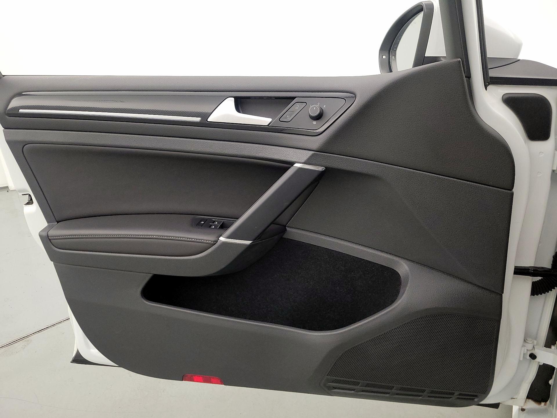 Thumbnail: 2015 Volkswagen Golf - 12