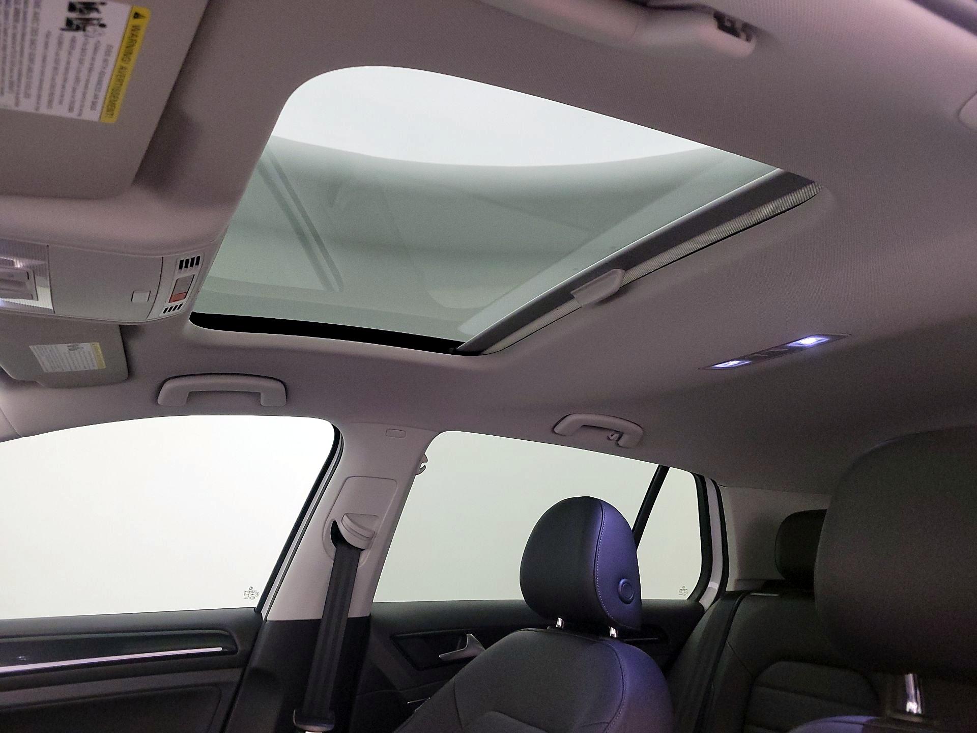 Thumbnail: 2015 Volkswagen Golf - 20