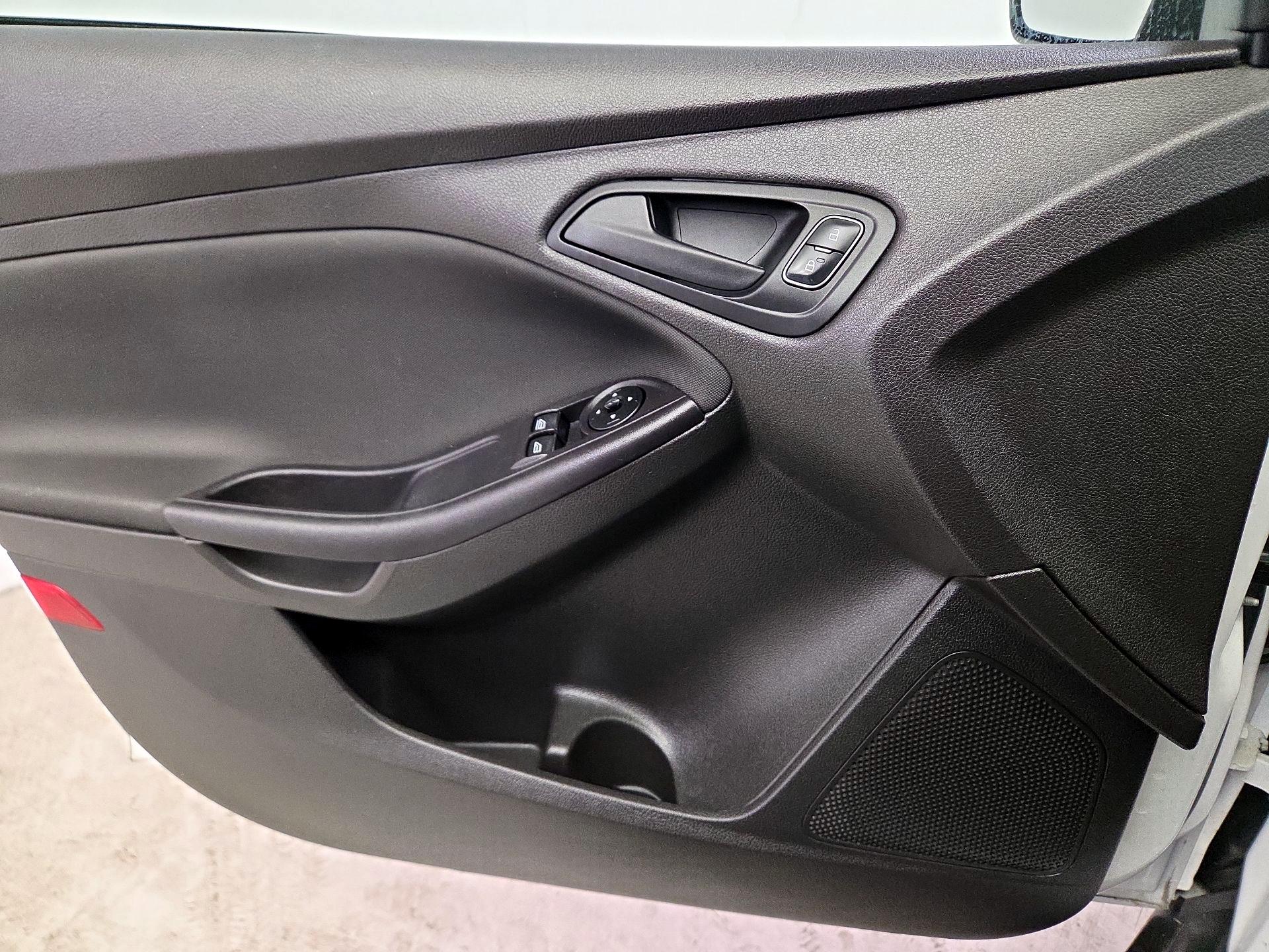 Thumbnail: 2015 Ford Focus - 12