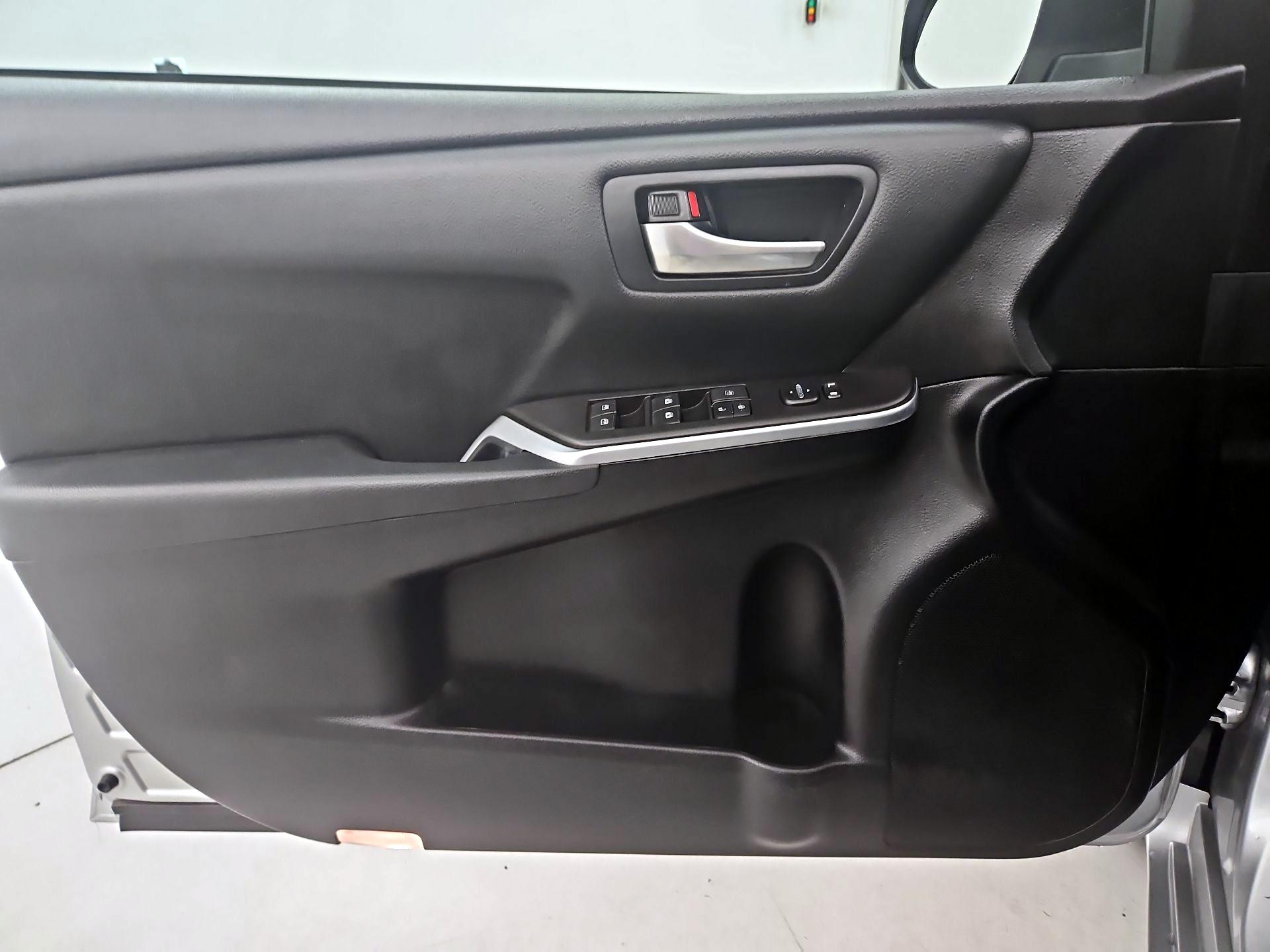 Thumbnail: 2015 Toyota Camry - 12