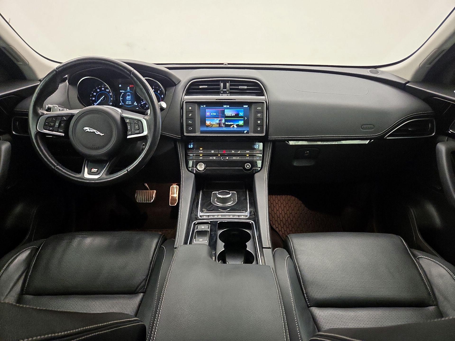 Thumbnail: 2018 Jaguar F-Pace - 9