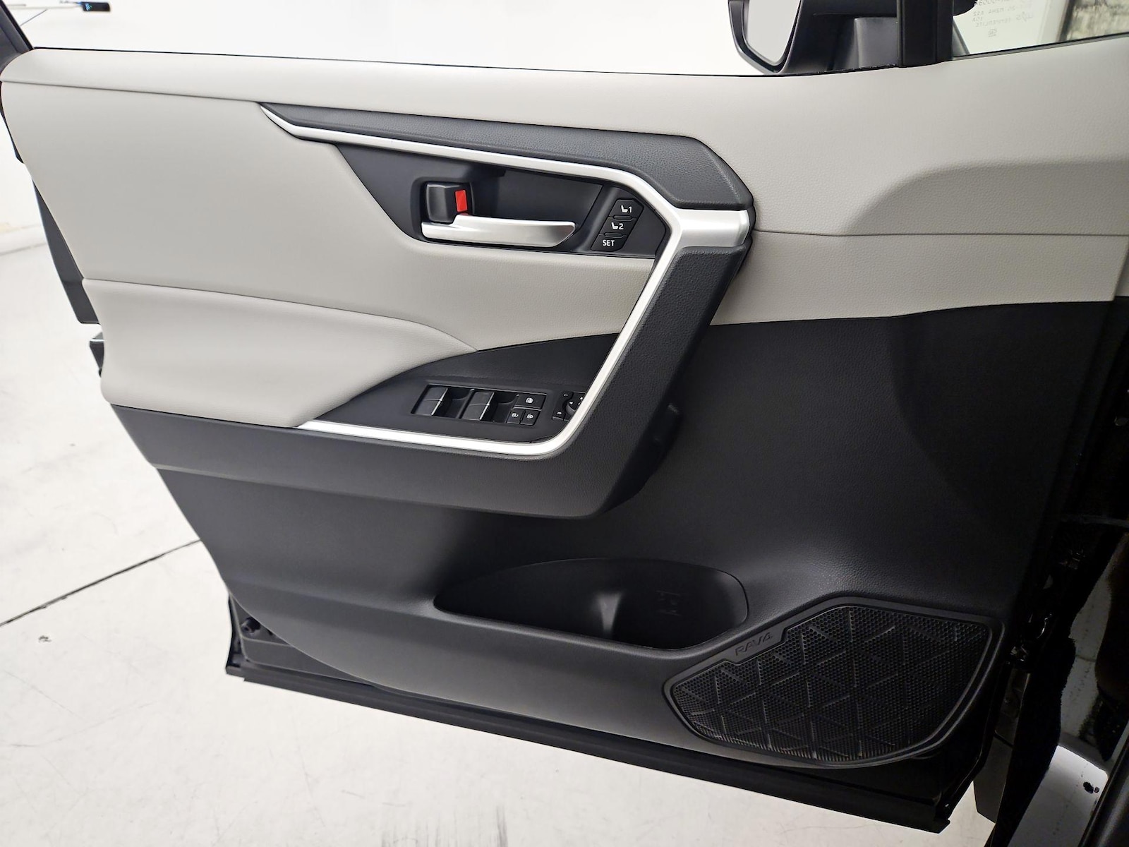 2025 Toyota RAV4 XLE Premium - Photo 13