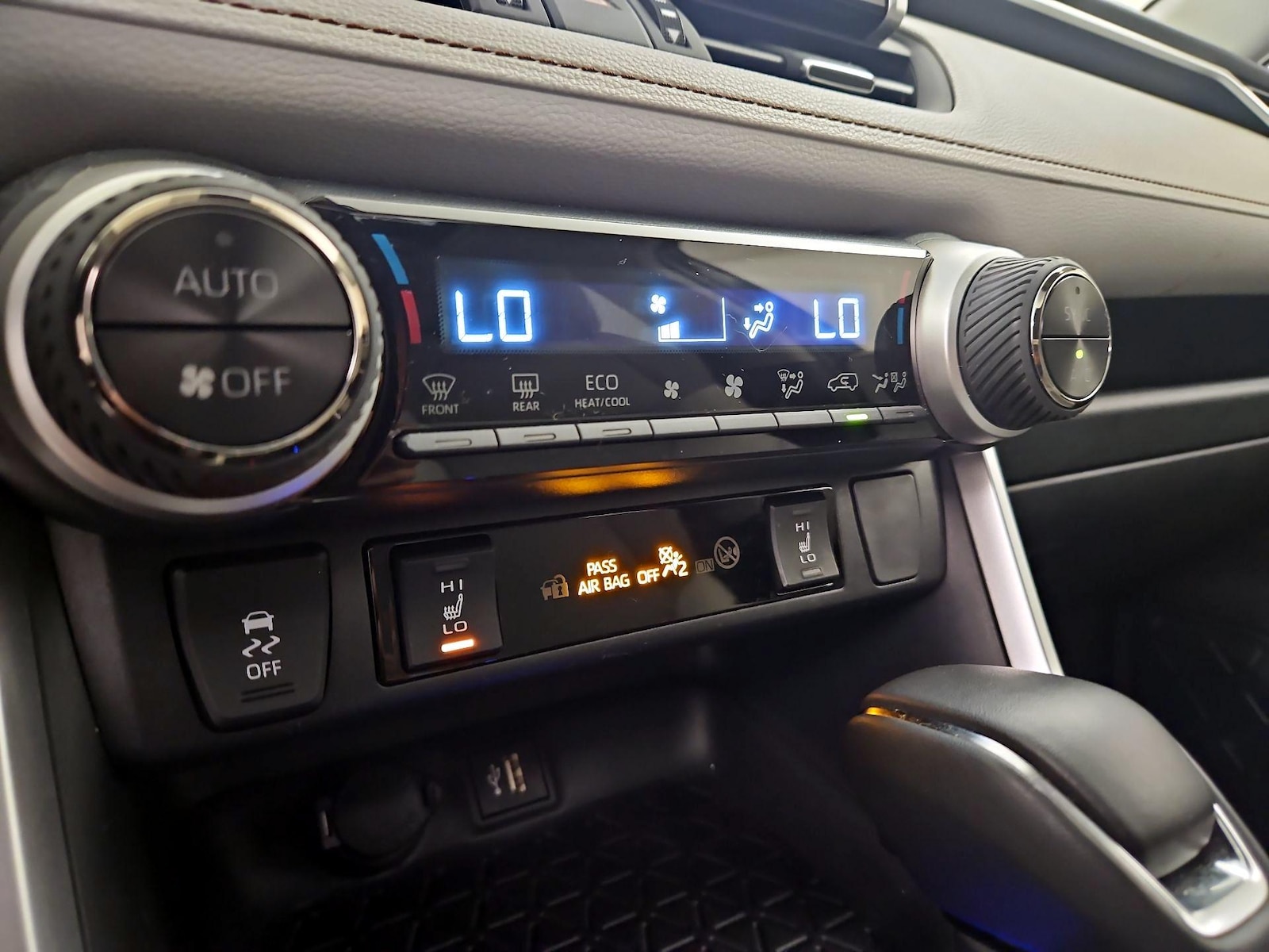 2025 Toyota RAV4 XLE Premium - Photo 17