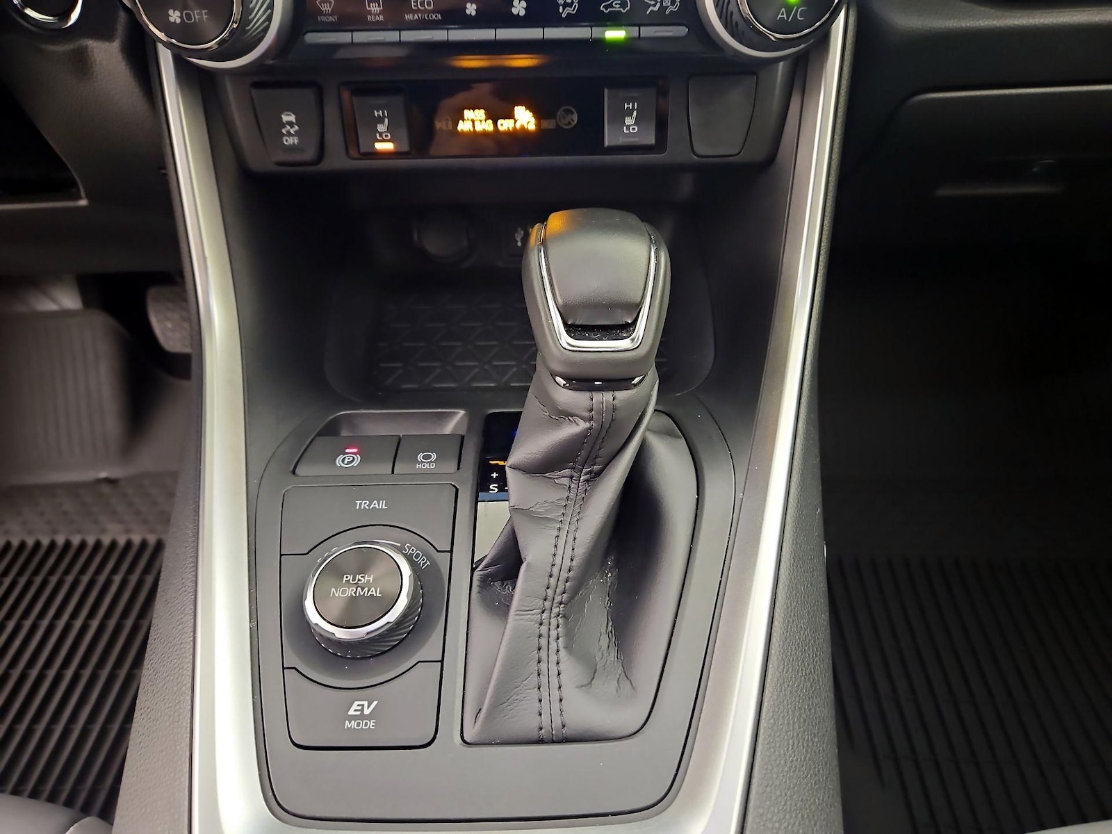 2025 Toyota RAV4 XLE Premium - Photo 18
