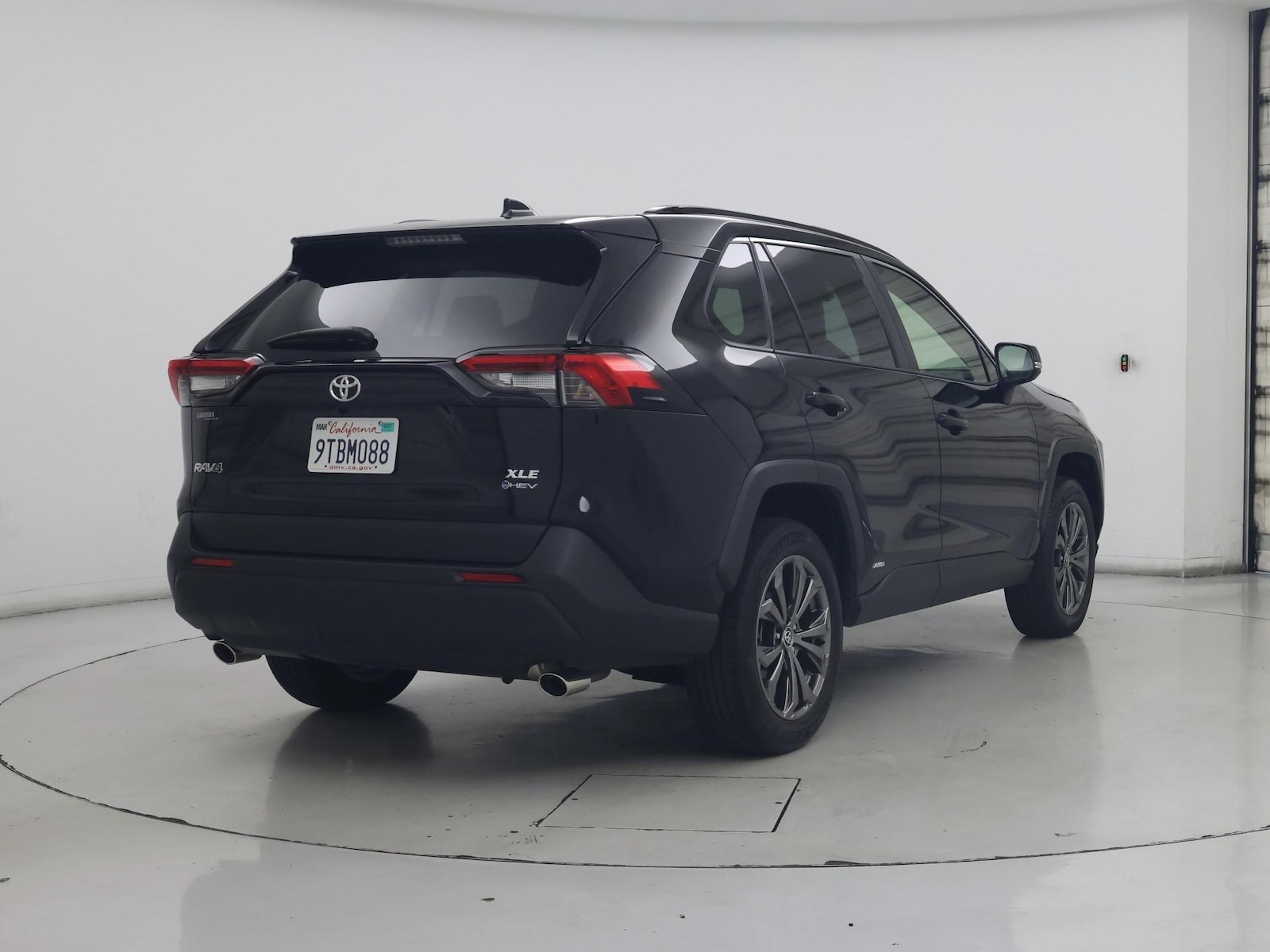 2025 Toyota RAV4 XLE Premium - Photo 9
