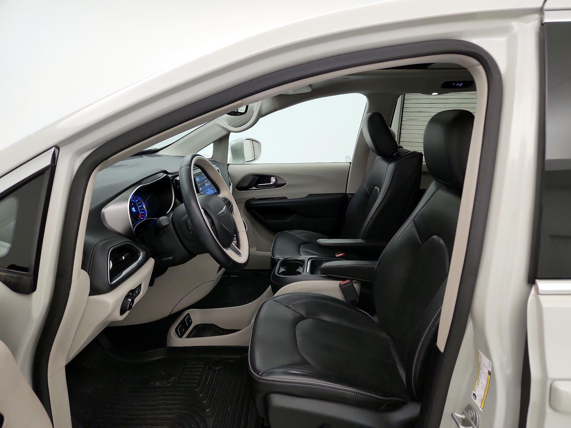 Thumbnail: 2017 Chrysler Pacifica - 11