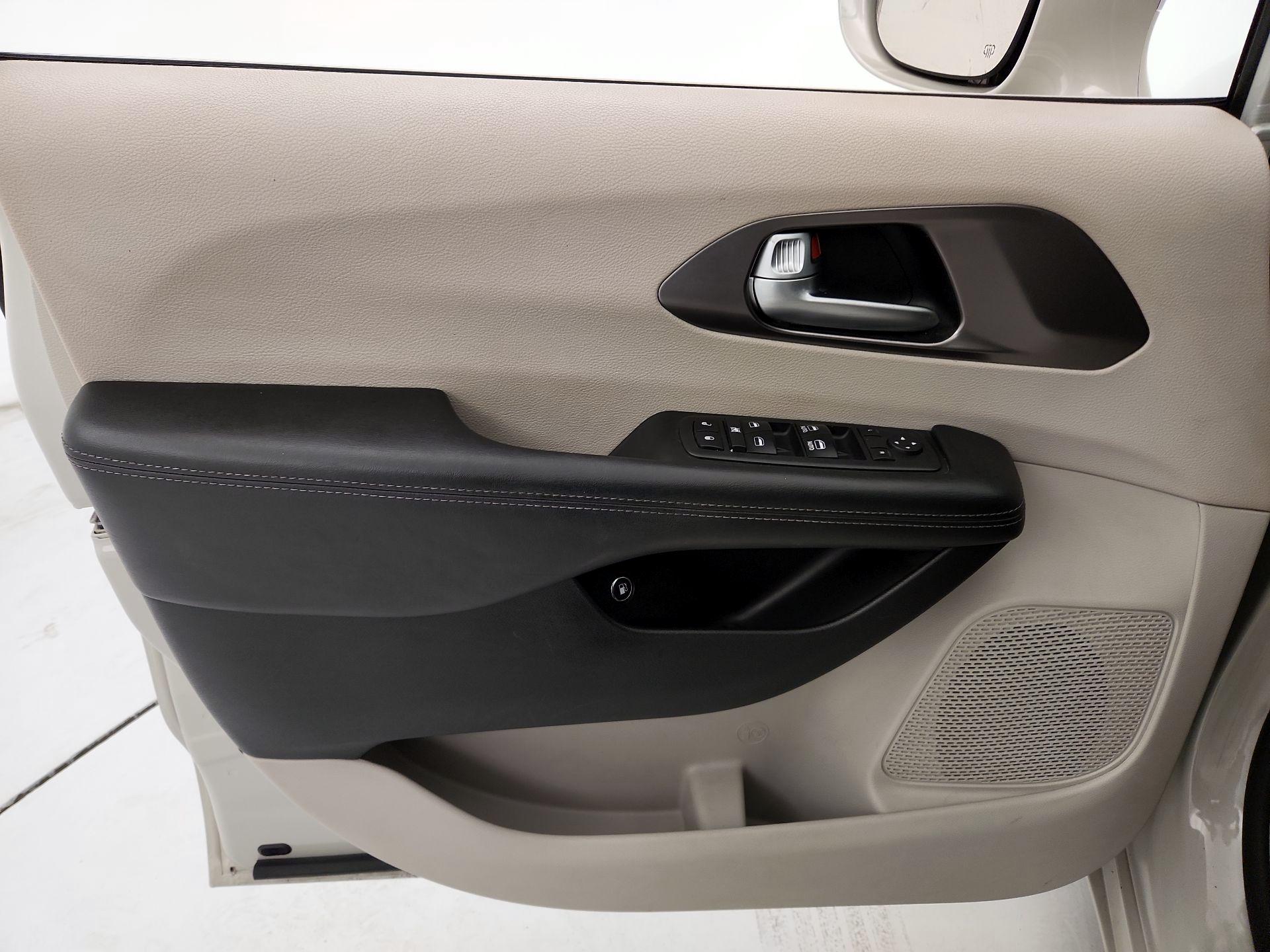 Thumbnail: 2017 Chrysler Pacifica - 12