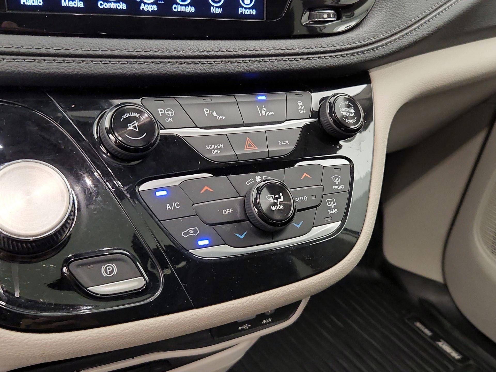 Thumbnail: 2017 Chrysler Pacifica - 16