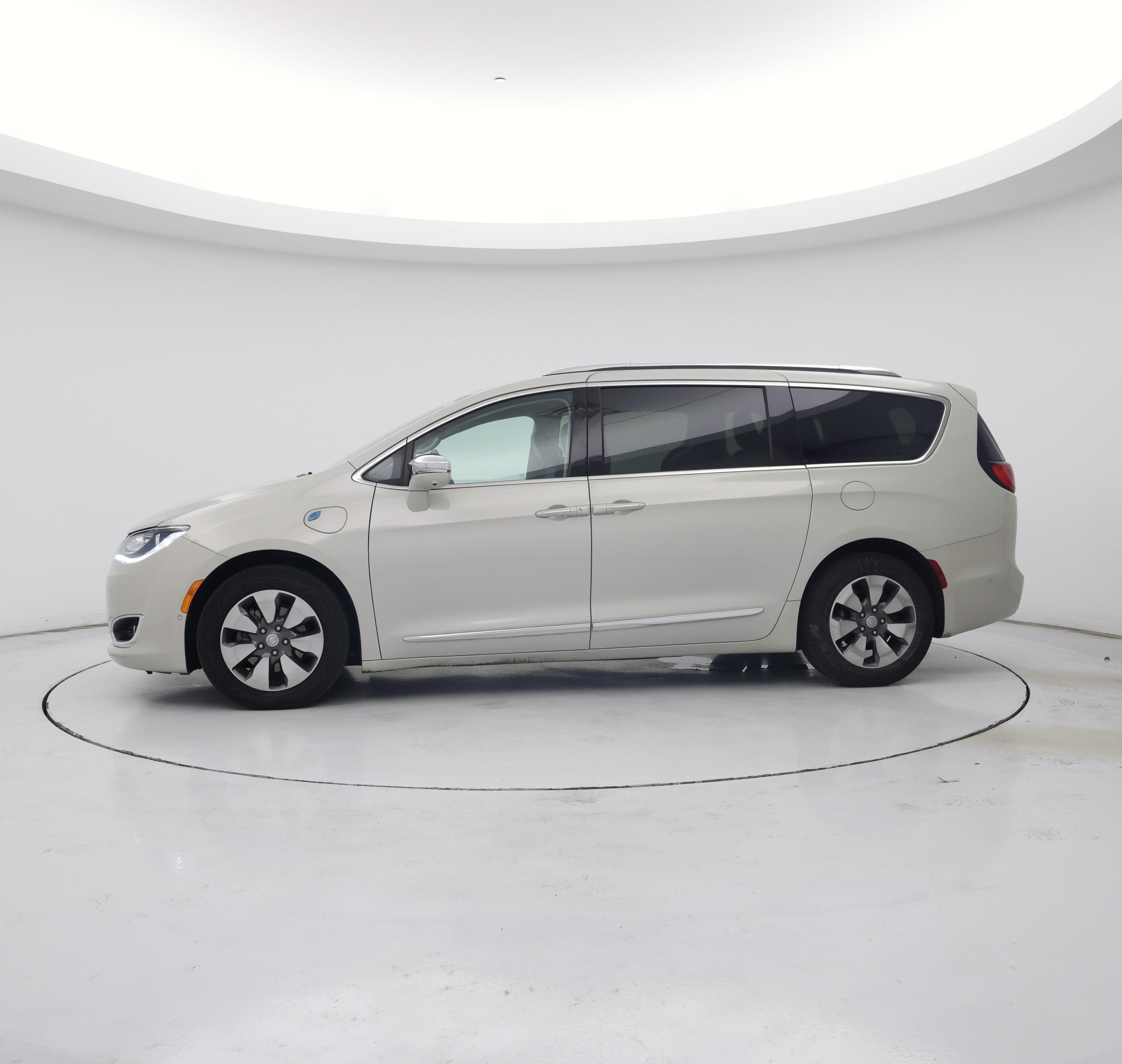 Thumbnail: 2017 Chrysler Pacifica - 3