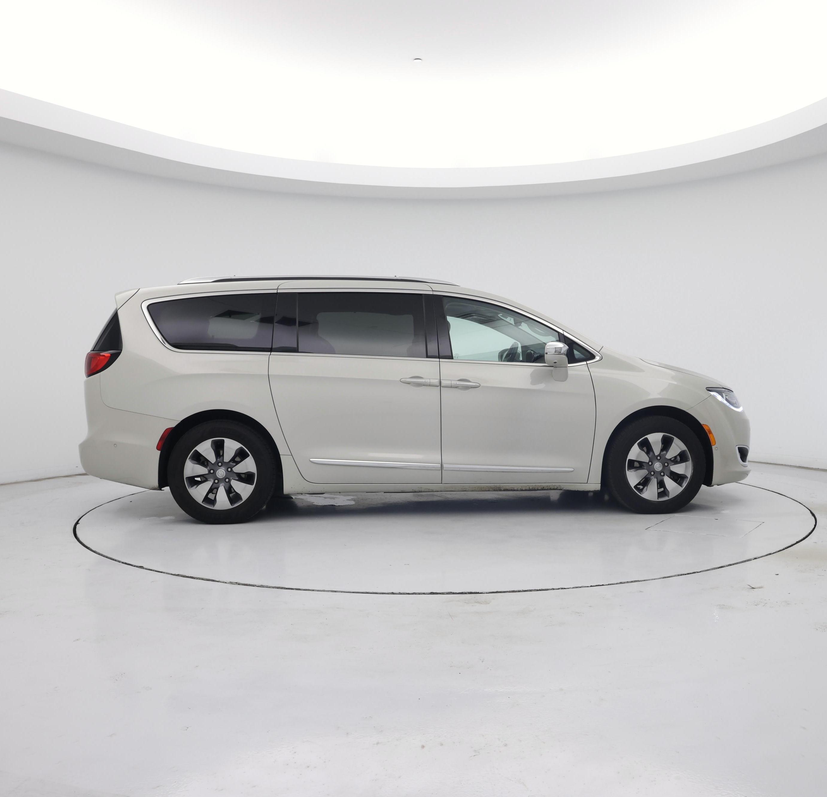 Thumbnail: 2017 Chrysler Pacifica - 7
