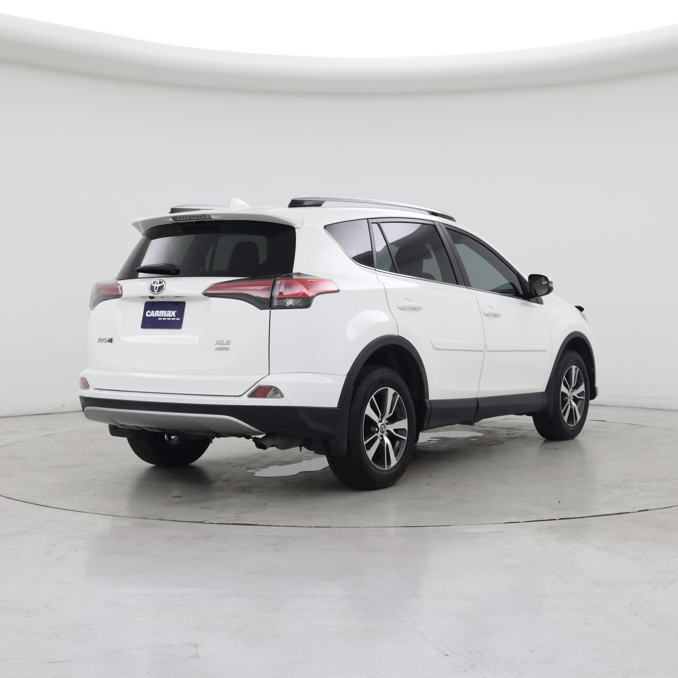 Thumbnail: 2017 Toyota RAV4 - 8