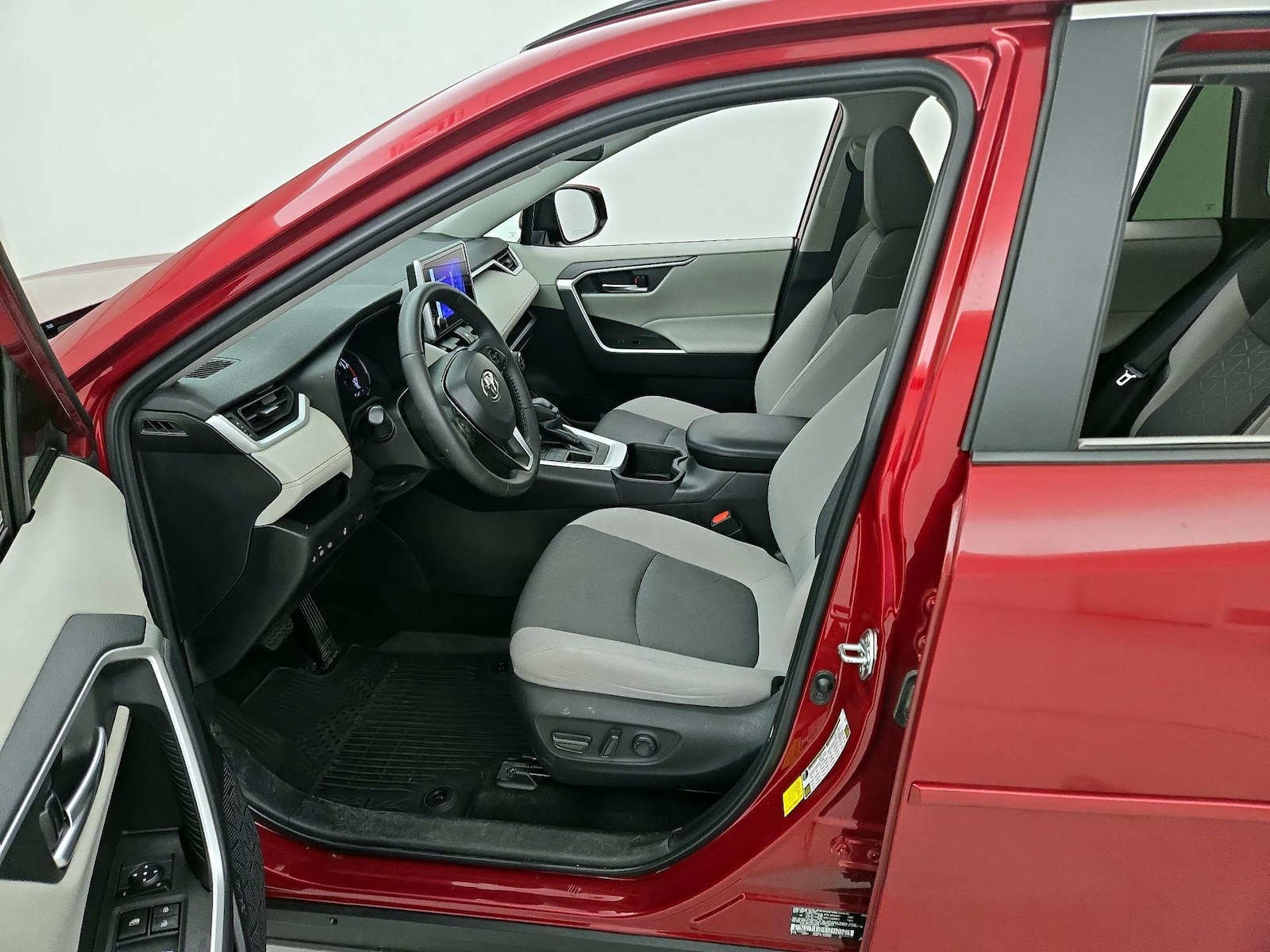 2023 Toyota RAV4 XLE - Photo 12