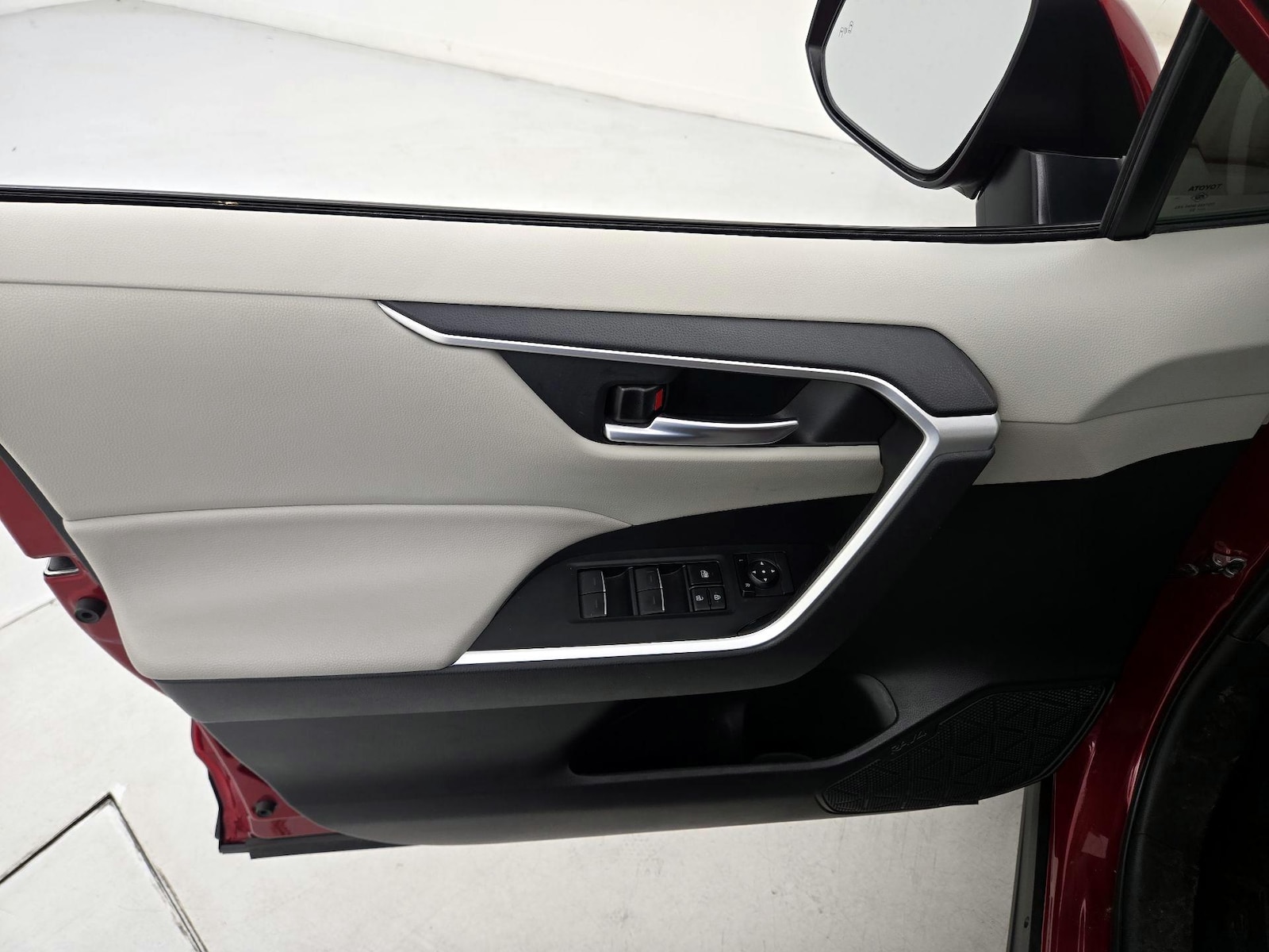2023 Toyota RAV4 XLE - Photo 13