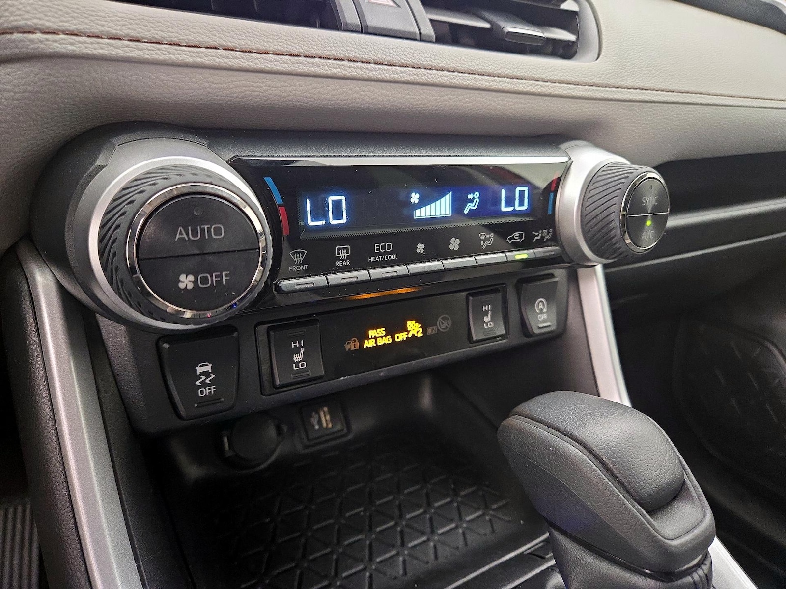 2023 Toyota RAV4 XLE - Photo 17