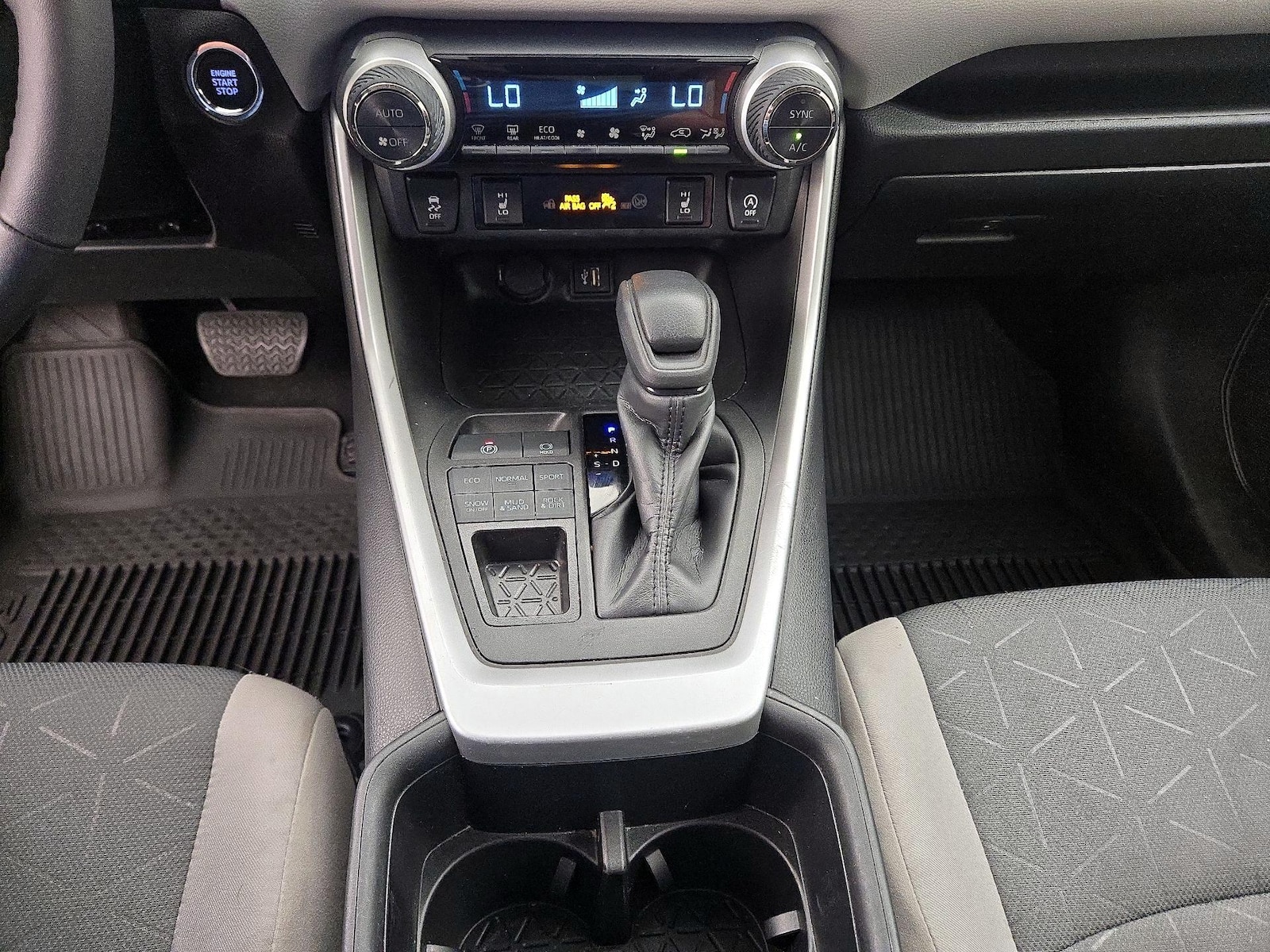 2023 Toyota RAV4 XLE - Photo 18