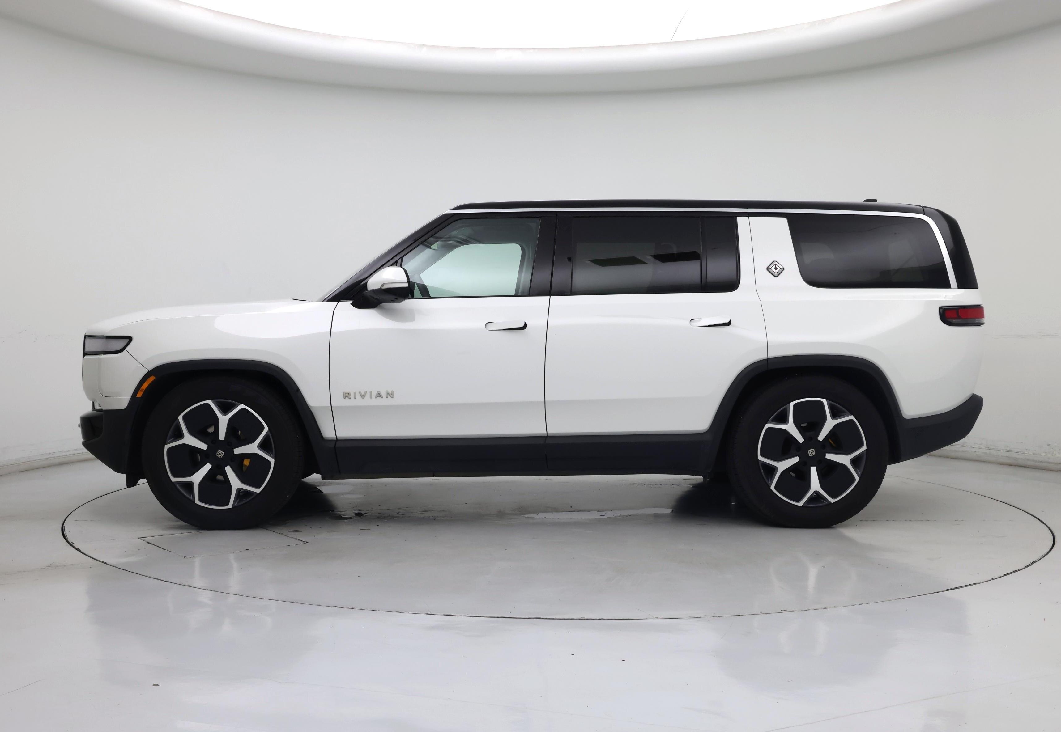 Thumbnail: 2023 Rivian R1S - 3