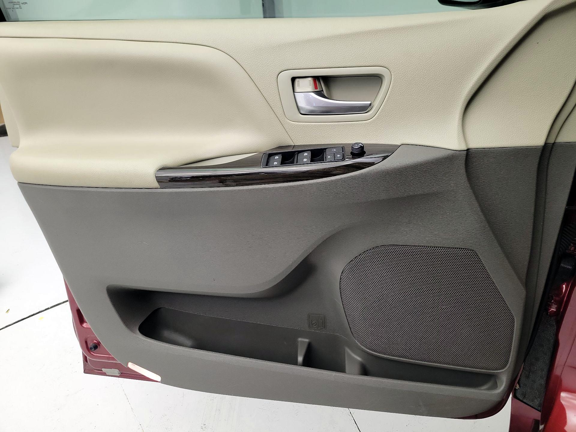Thumbnail: 2015 Toyota Sienna - 12