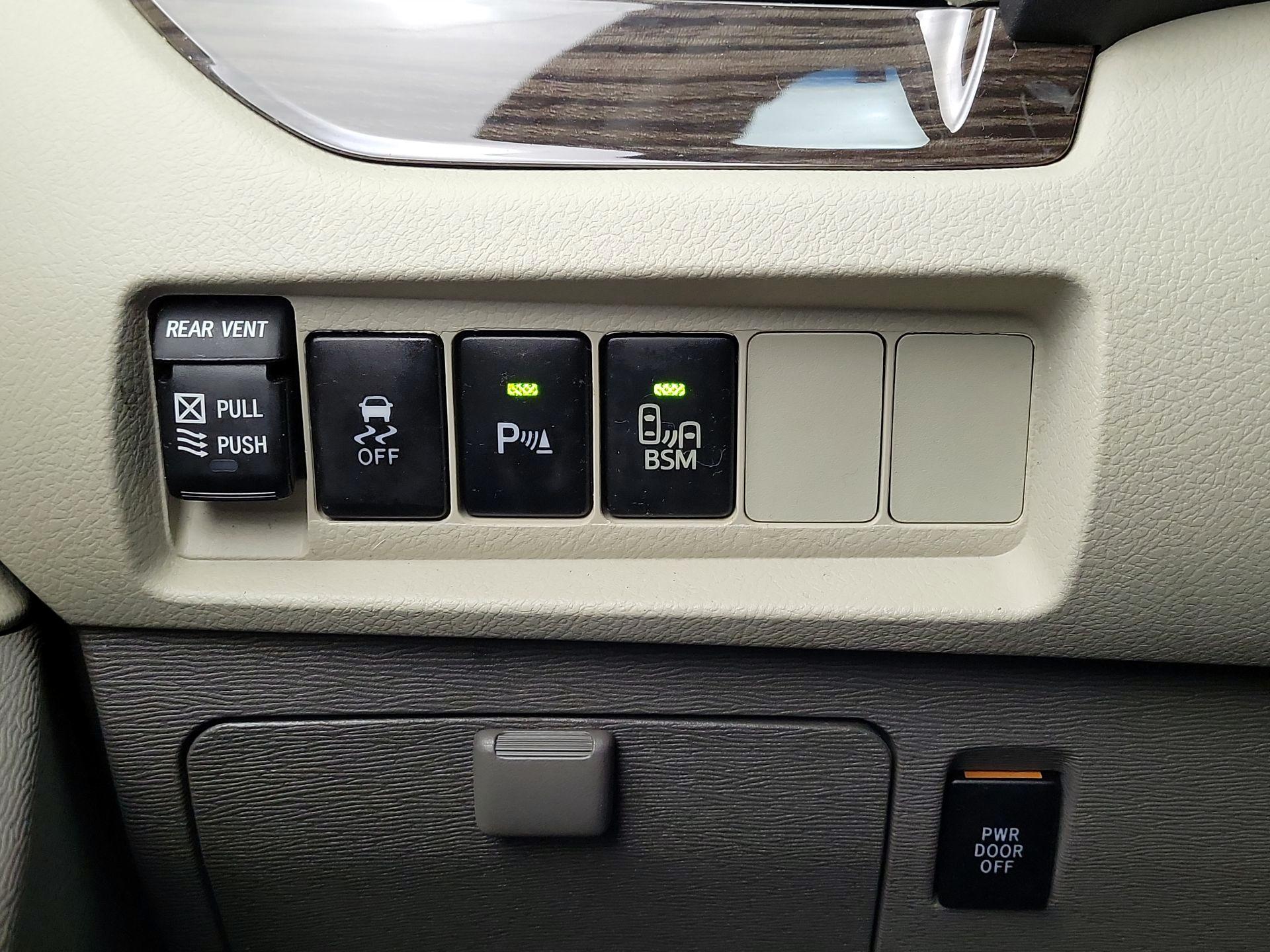 Thumbnail: 2015 Toyota Sienna - 13