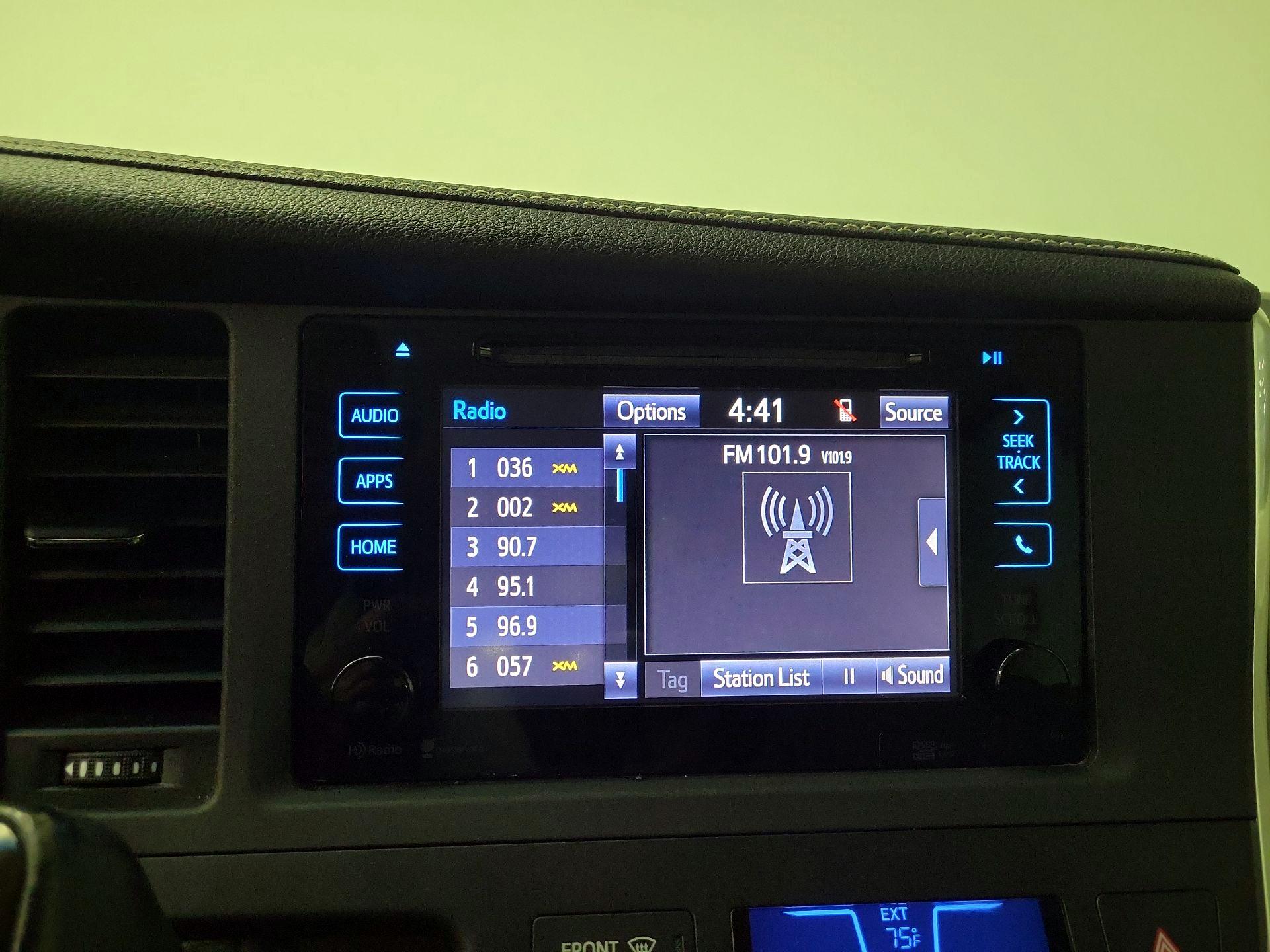 Thumbnail: 2015 Toyota Sienna - 15