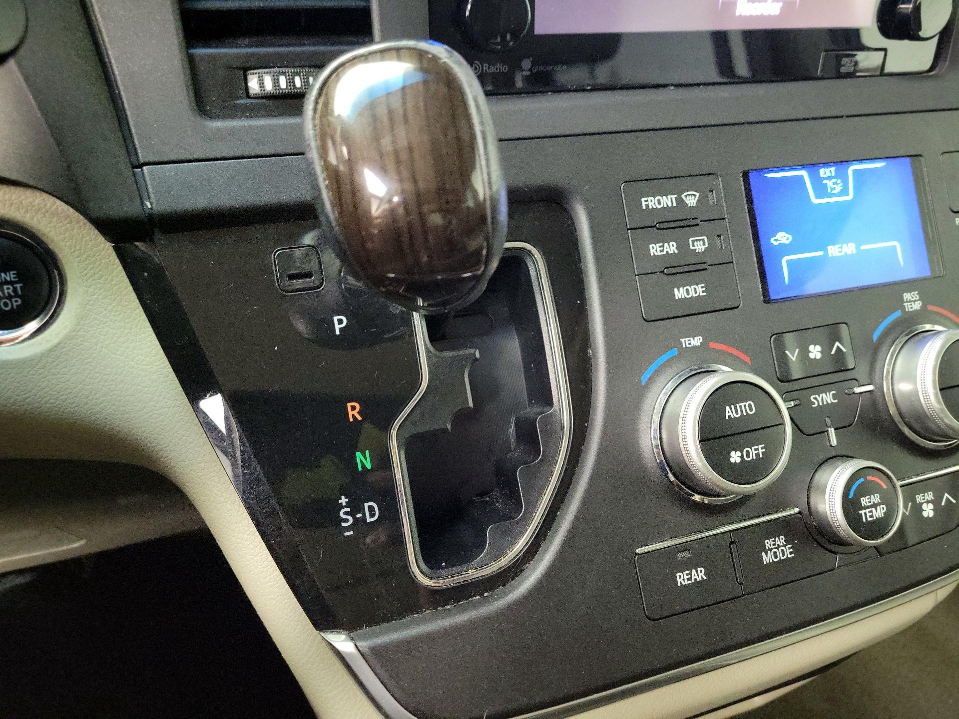 Thumbnail: 2015 Toyota Sienna - 17