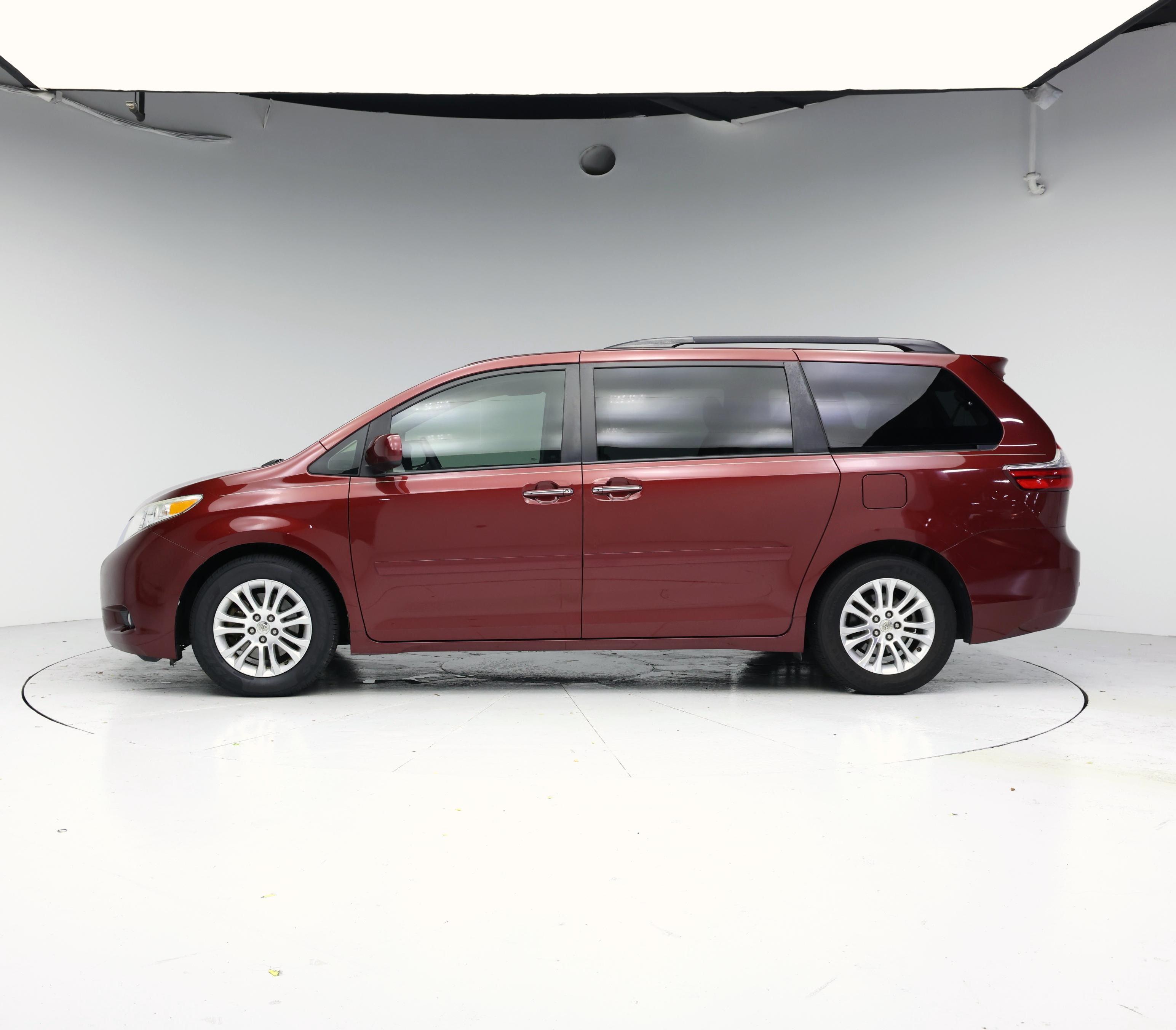 Thumbnail: 2015 Toyota Sienna - 3