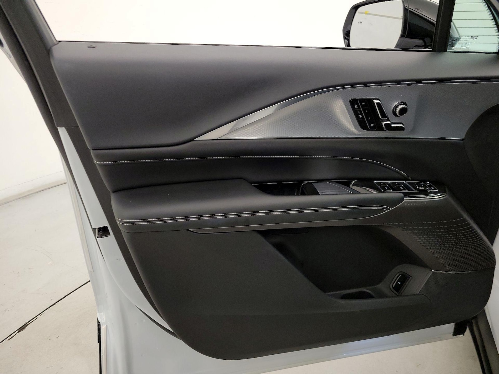 2024 Cadillac LYRIQ Tech - Photo 13