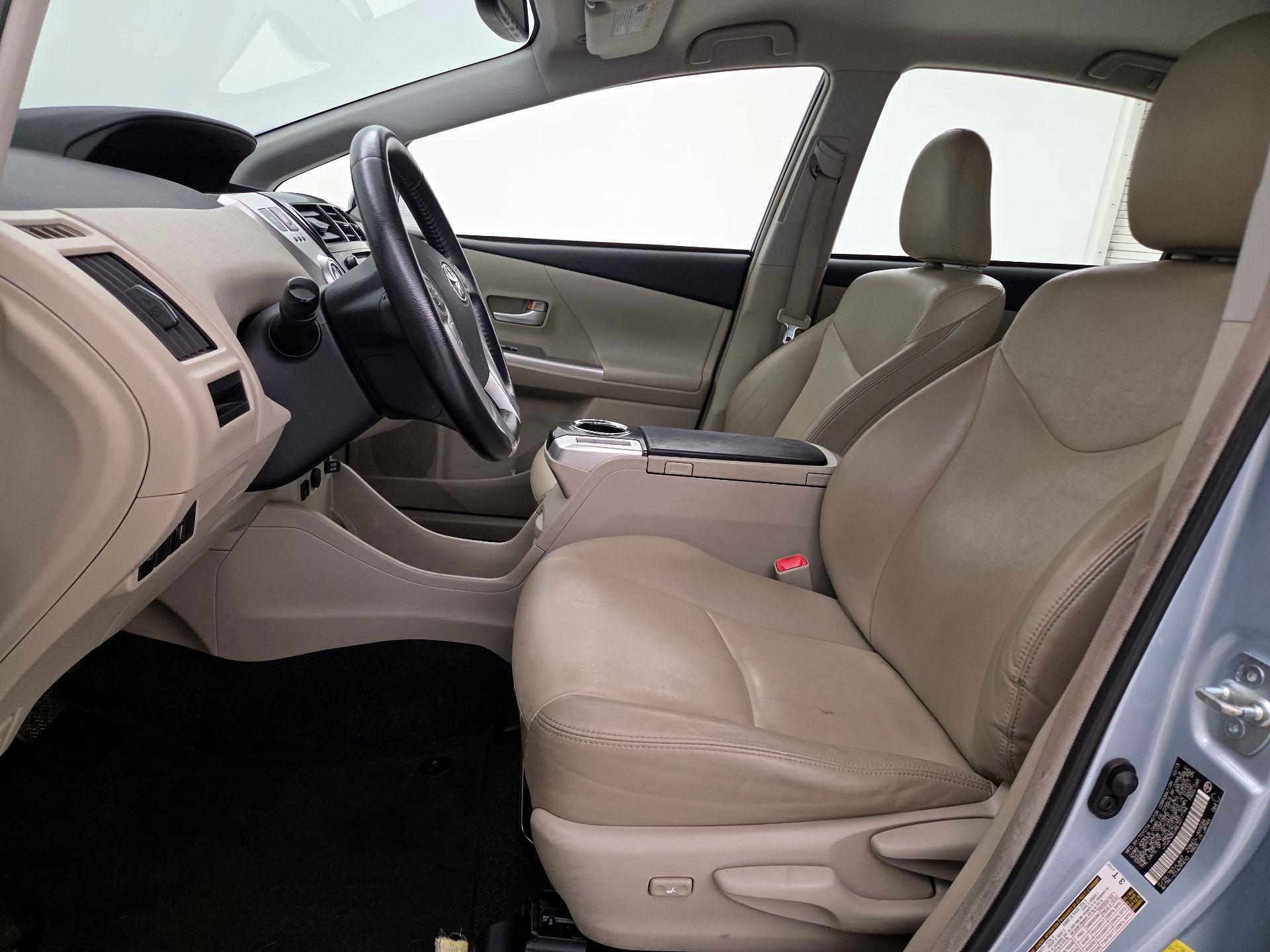 Thumbnail: 2014 Toyota Prius v - 11
