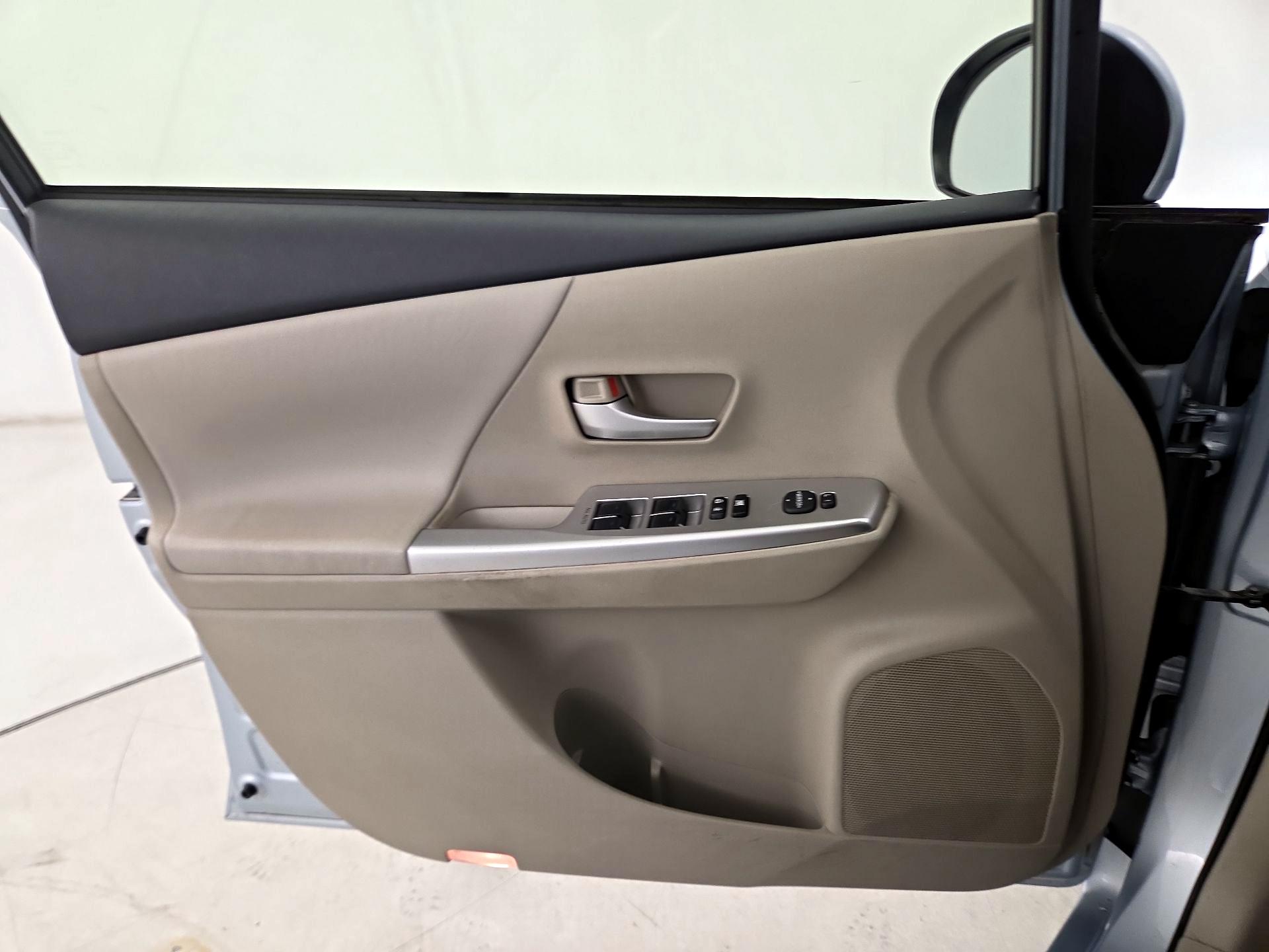 Thumbnail: 2014 Toyota Prius v - 12
