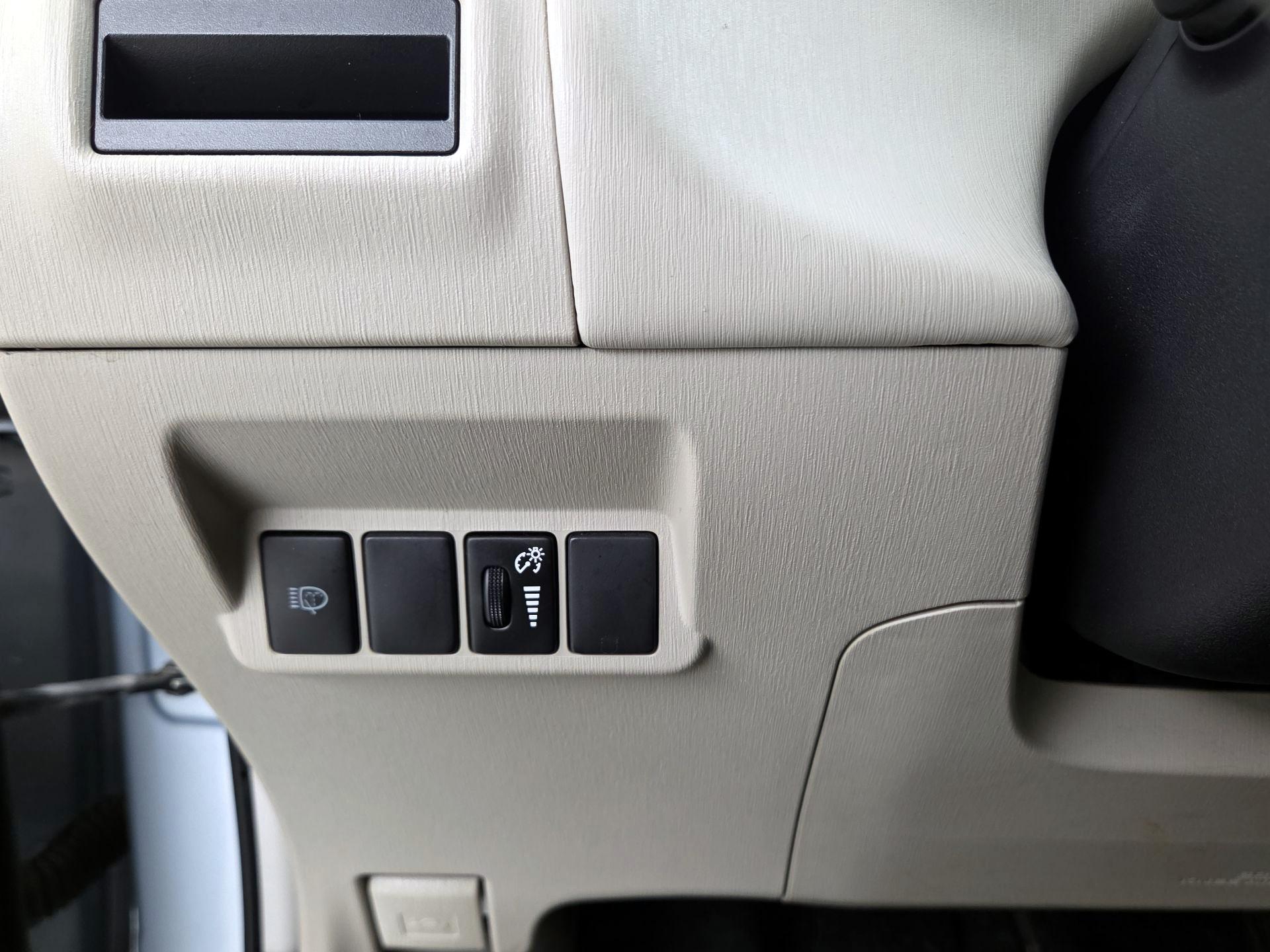 Thumbnail: 2014 Toyota Prius v - 13