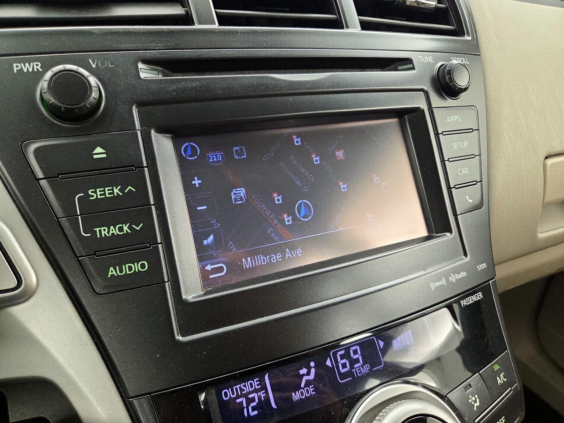 Thumbnail: 2014 Toyota Prius v - 14