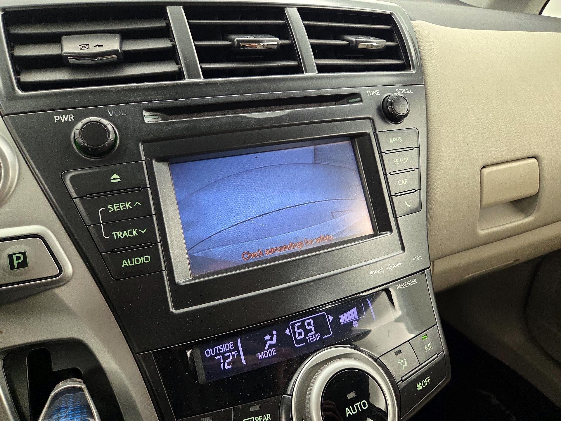Thumbnail: 2014 Toyota Prius v - 15